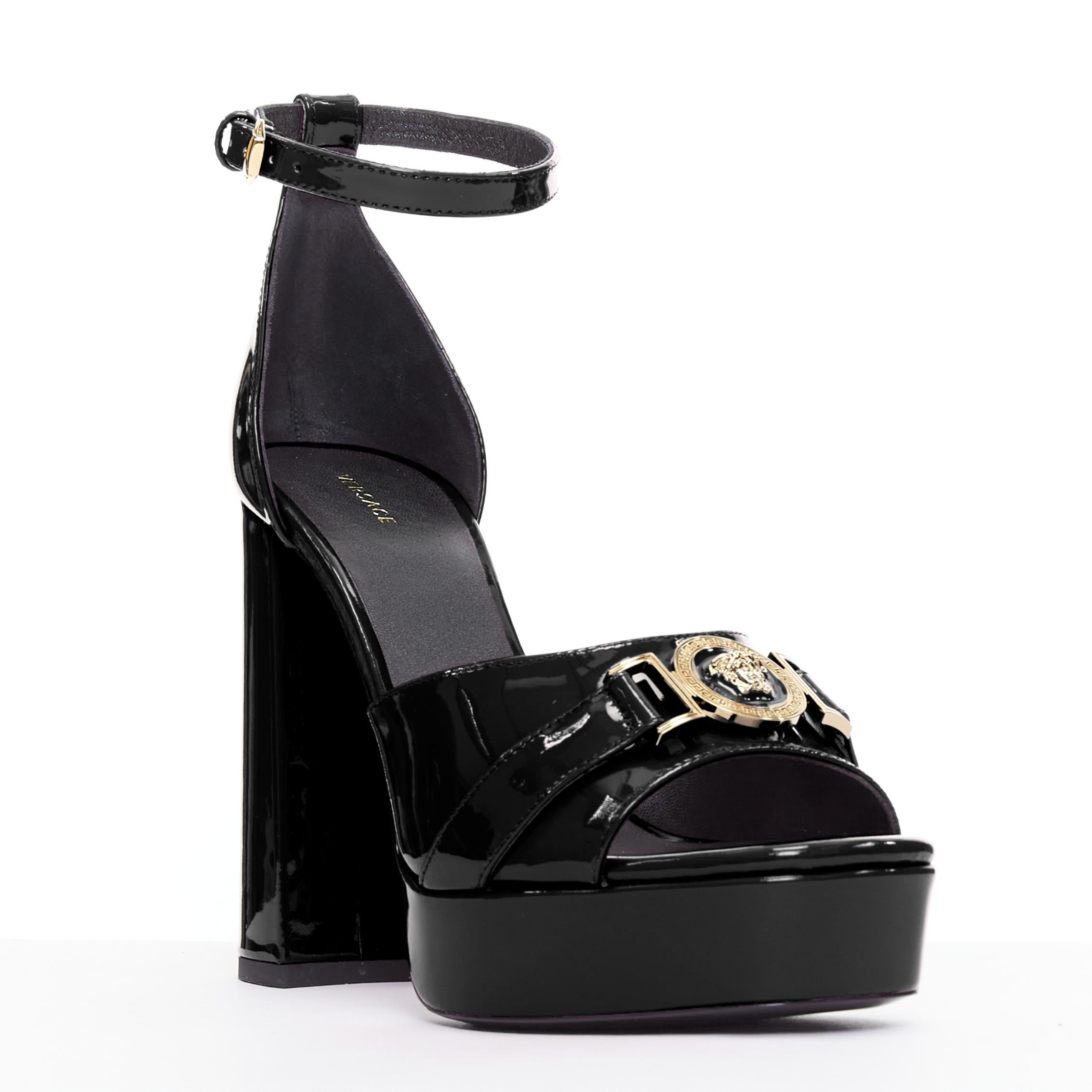 VERSACE Tribute Schwarze Plateausandalen mit offenem Zehenbereich aus Lackgold und Medusa EU41
Referenz: TGAS/E00136
Marke: Versace
Designer: Donatella Versace
Modell: 1009415 1A02056 1B00V
Collection'S: Tribut
MATERIAL: Lackleder
Farbe: Schwarz,