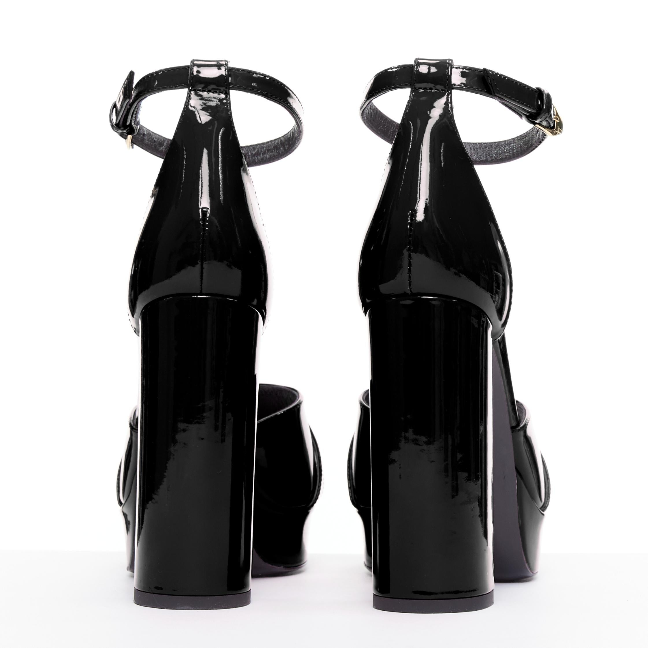 VERSACE Tribute Schwarze Plateausandalen mit offenem Zehenbereich aus Lackgold und Medusa EU41 im Angebot 1