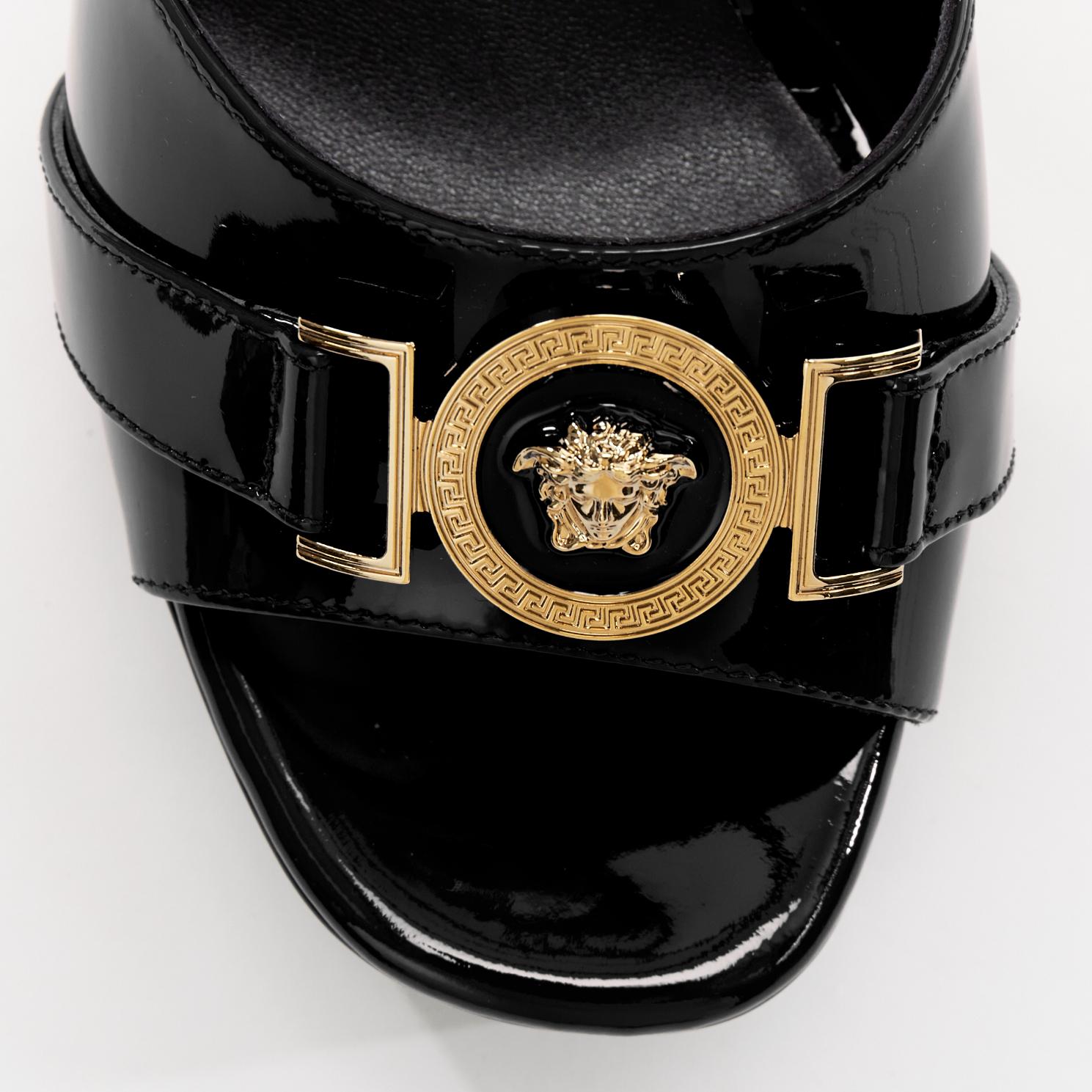 VERSACE Tribute Schwarze Plateausandalen mit offenem Zehenbereich aus Lackgold und Medusa EU41 im Angebot 2
