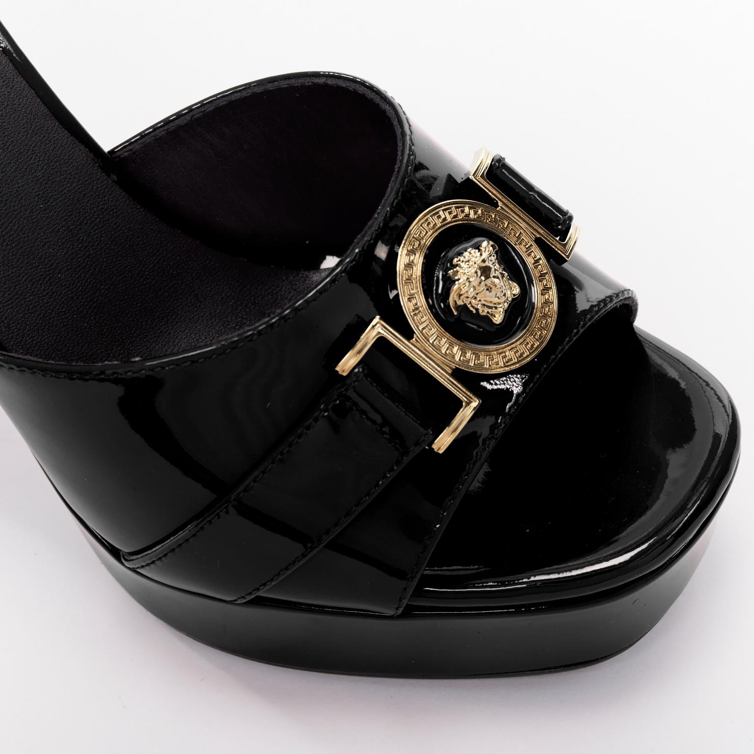 VERSACE Tribute Schwarze Plateausandalen mit offenem Zehenbereich aus Lackgold und Medusa EU41 im Angebot 3
