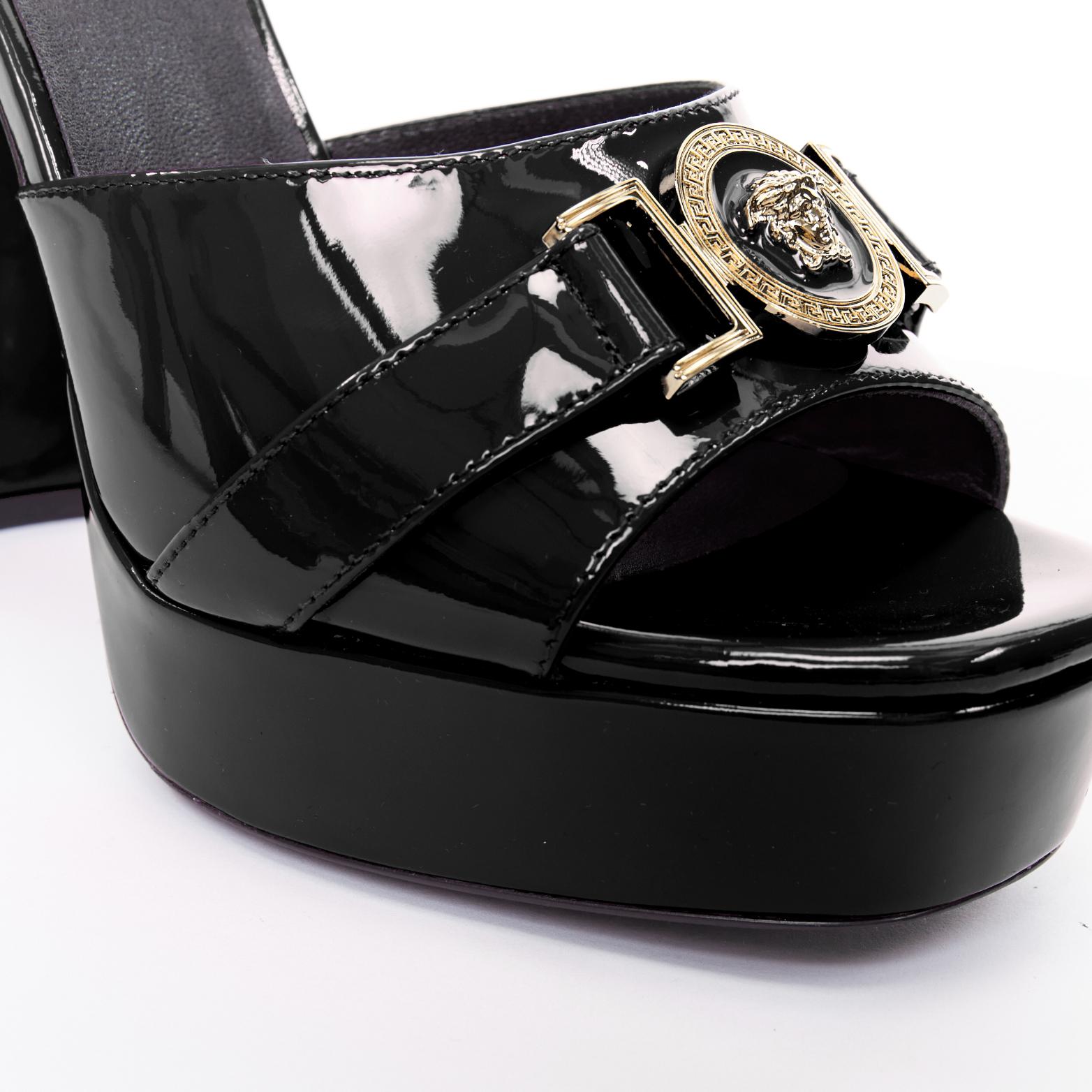 VERSACE Tribute Schwarze Plateausandalen mit offenem Zehenbereich aus Lackgold und Medusa EU41 im Angebot 4