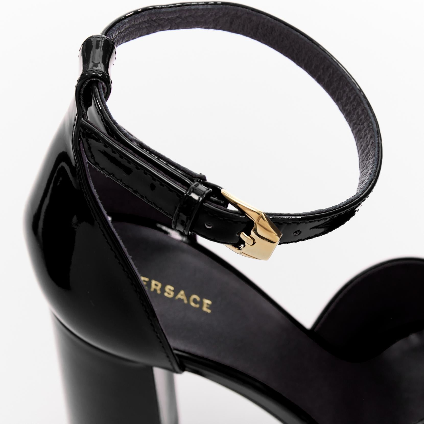 VERSACE Tribute Schwarze Plateausandalen mit offenem Zehenbereich aus Lackgold und Medusa EU41 im Angebot 5