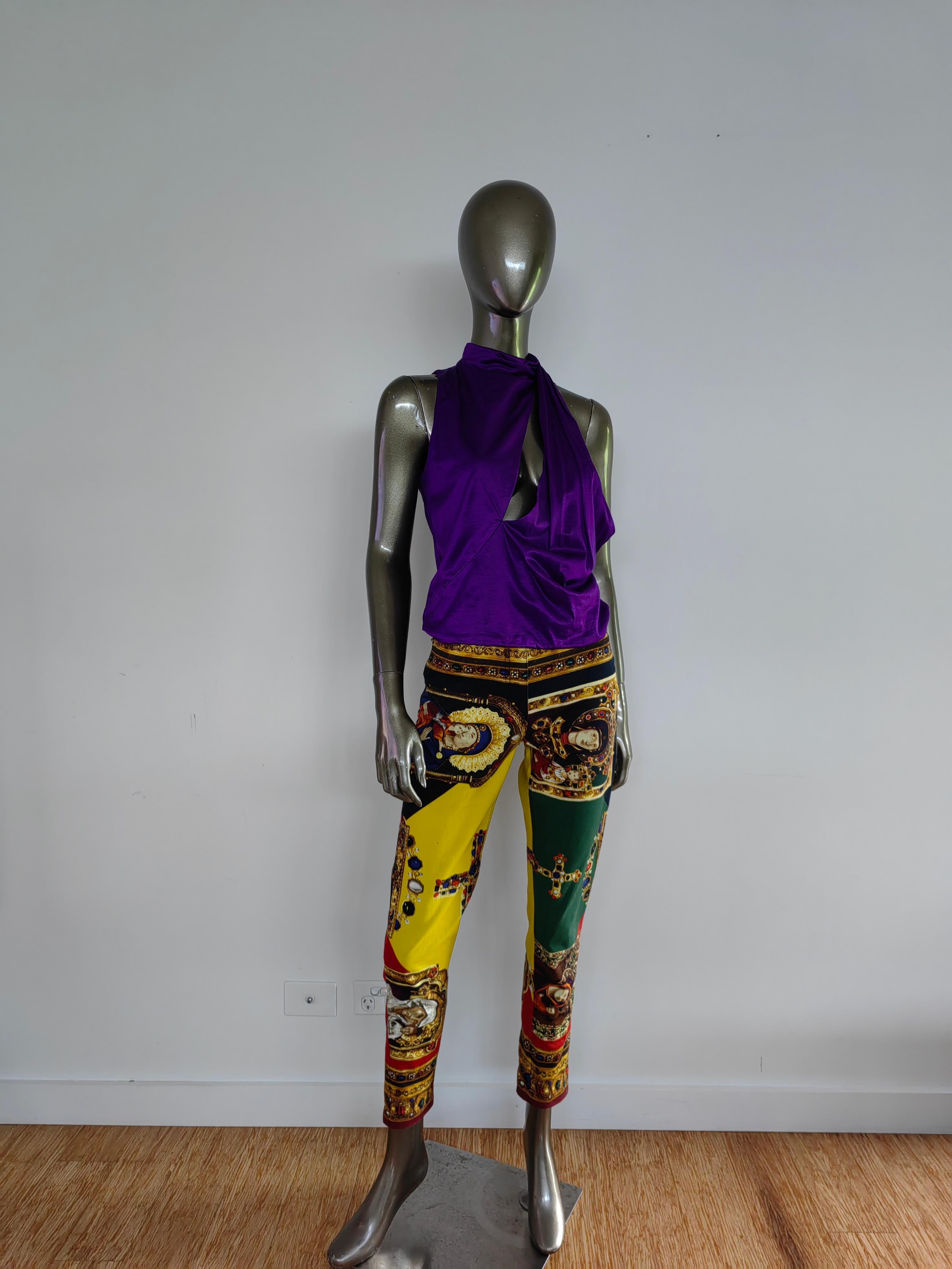 Setzen Sie ein kühnes Statement mit der Byzantine Baroque High-Waisted Jeans von Versace, einem ikonischen Stück aus der Tribute Collection'S Frühjahr/Sommer 2018, das Candice Swanepoel auf dem Laufsteg präsentiert hat. Diese Jeans zelebriert Luxus