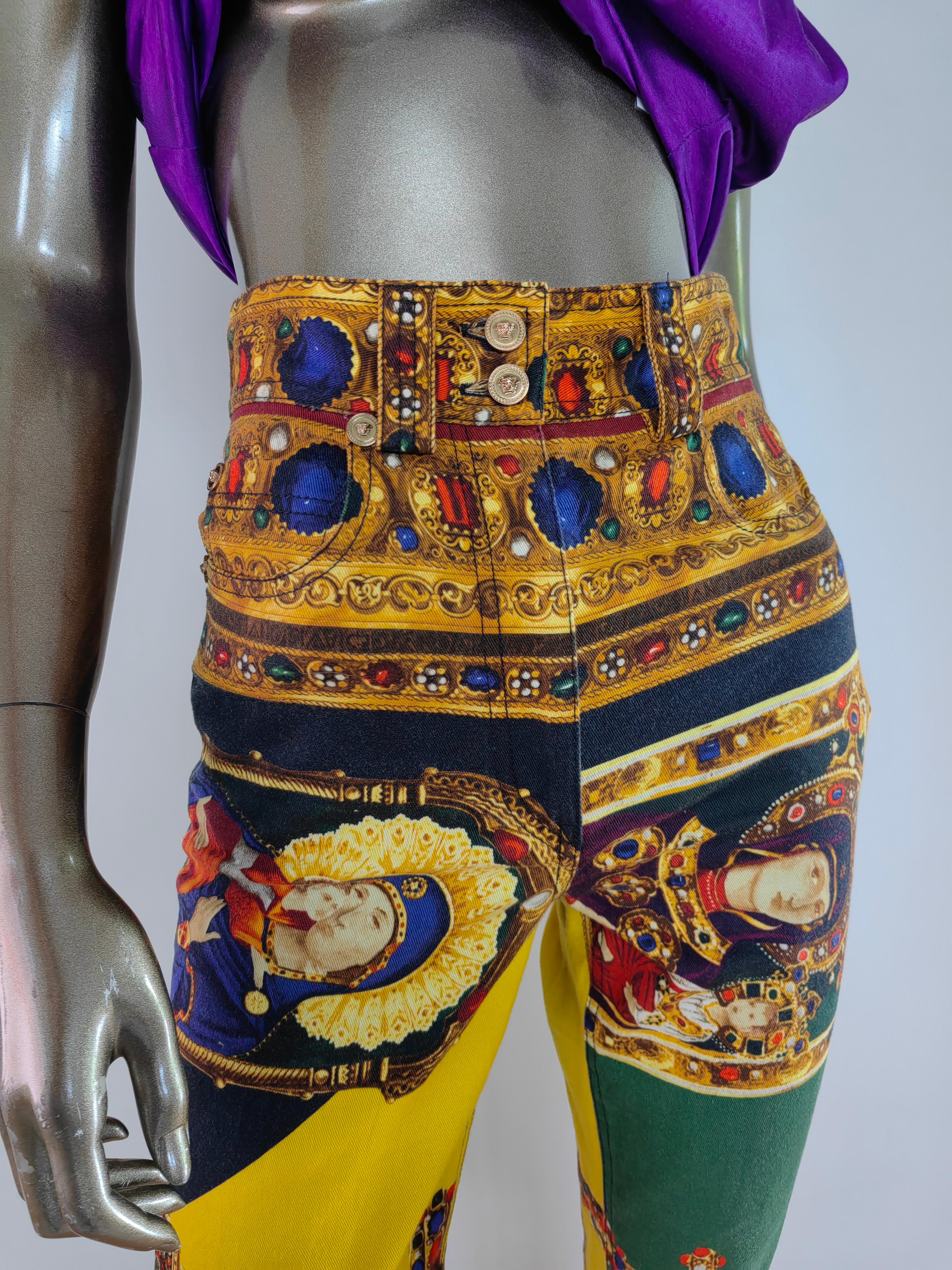 Versace Tribute Kollektion Byzantinische Barock Jeans mit hoher Taille und Barockdruck Gr. 27 im Zustand „Hervorragend“ im Angebot in PUTNEY, NSW