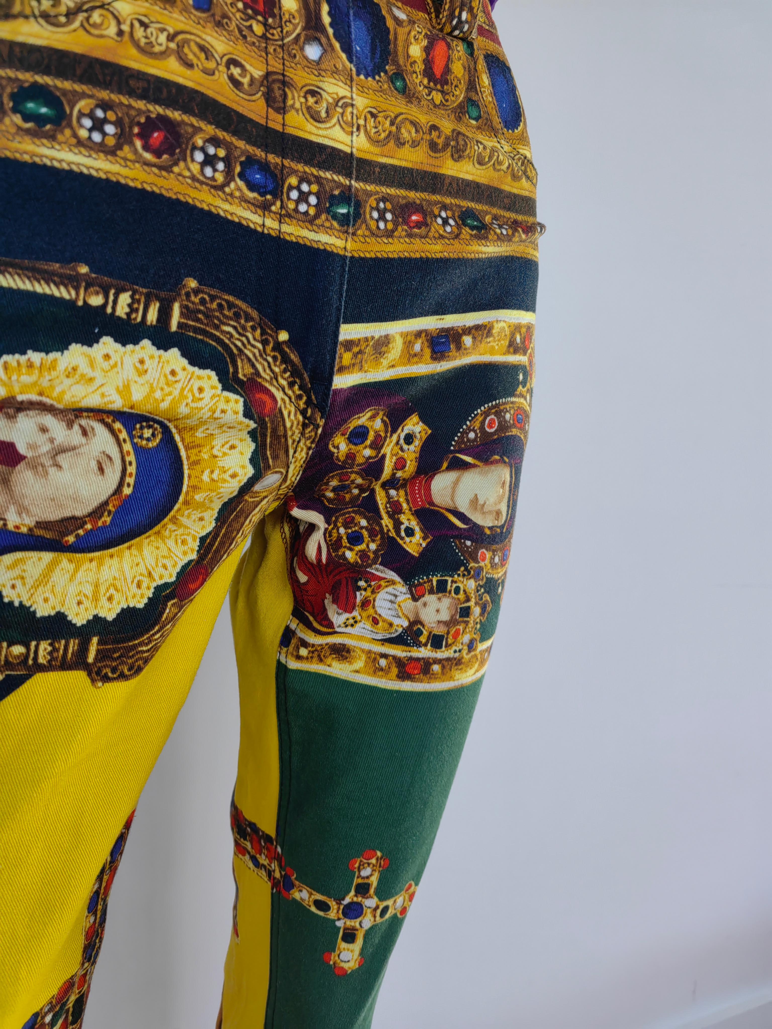 Versace Tribute Kollektion Byzantinische Barock Jeans mit hoher Taille und Barockdruck Gr. 27 im Angebot 2