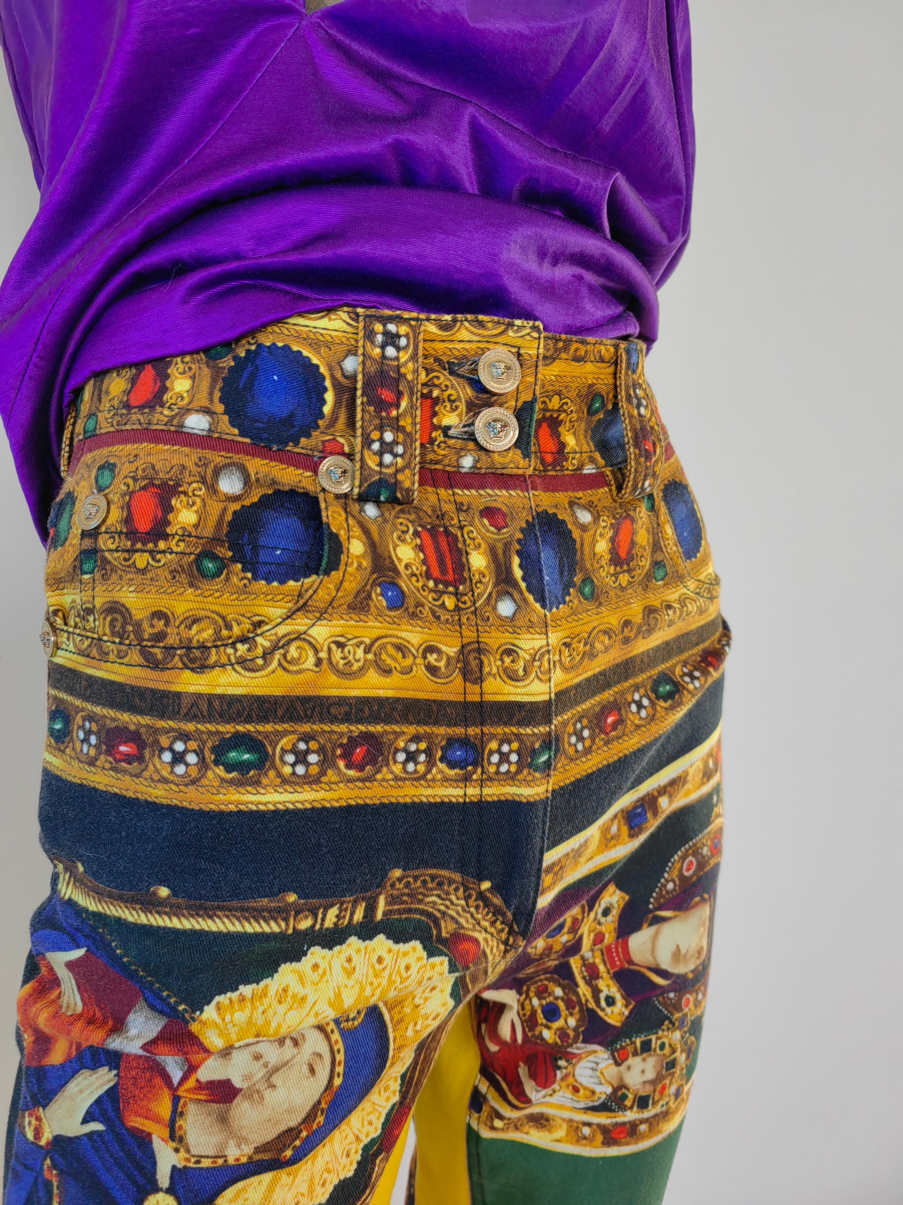 Versace Tribute Kollektion Byzantinische Barock Jeans mit hoher Taille und Barockdruck Gr. 27 im Angebot 3