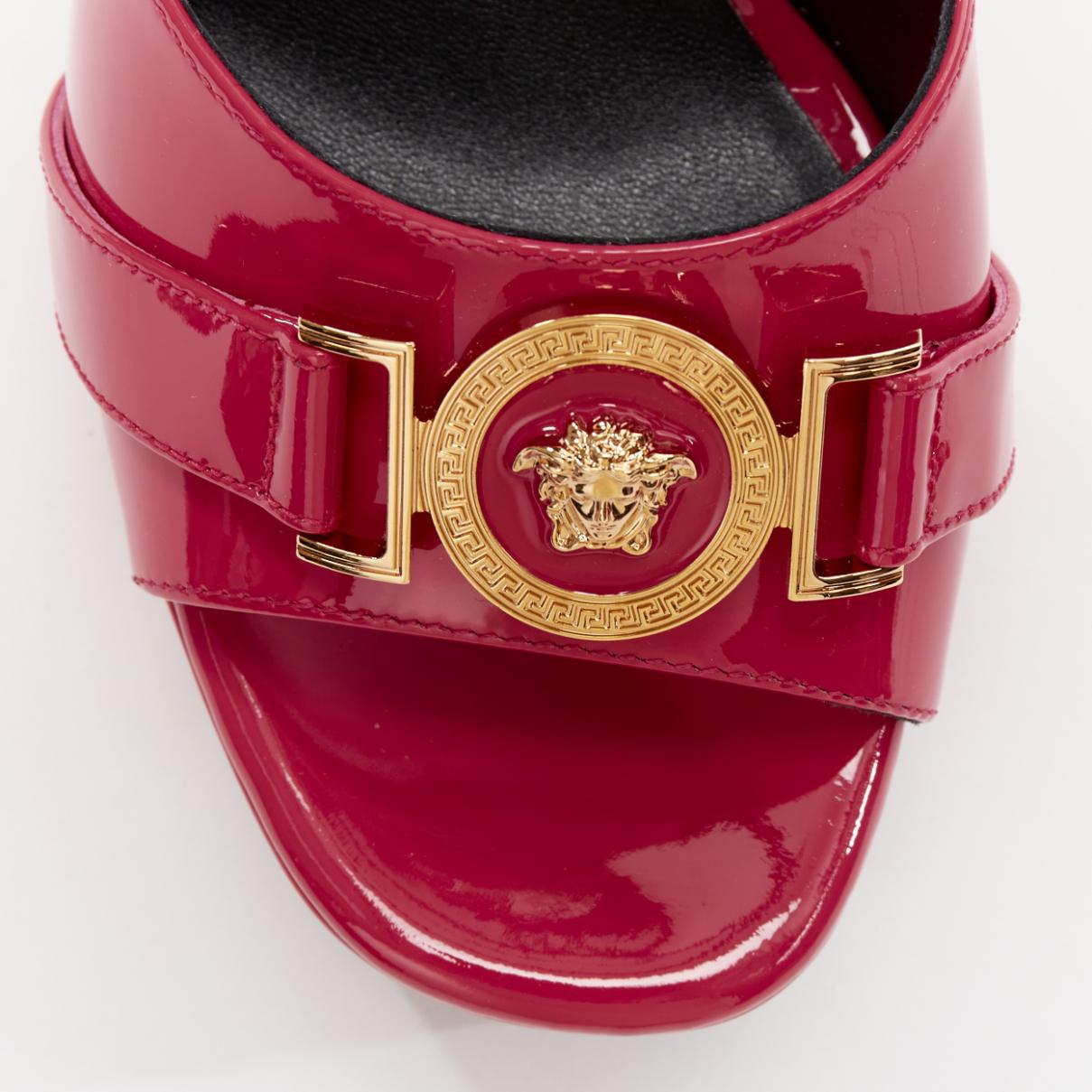 VERSACE Tribute rose fuschia breveté Medusa emblème à bout ouvert EU41 en vente 1
