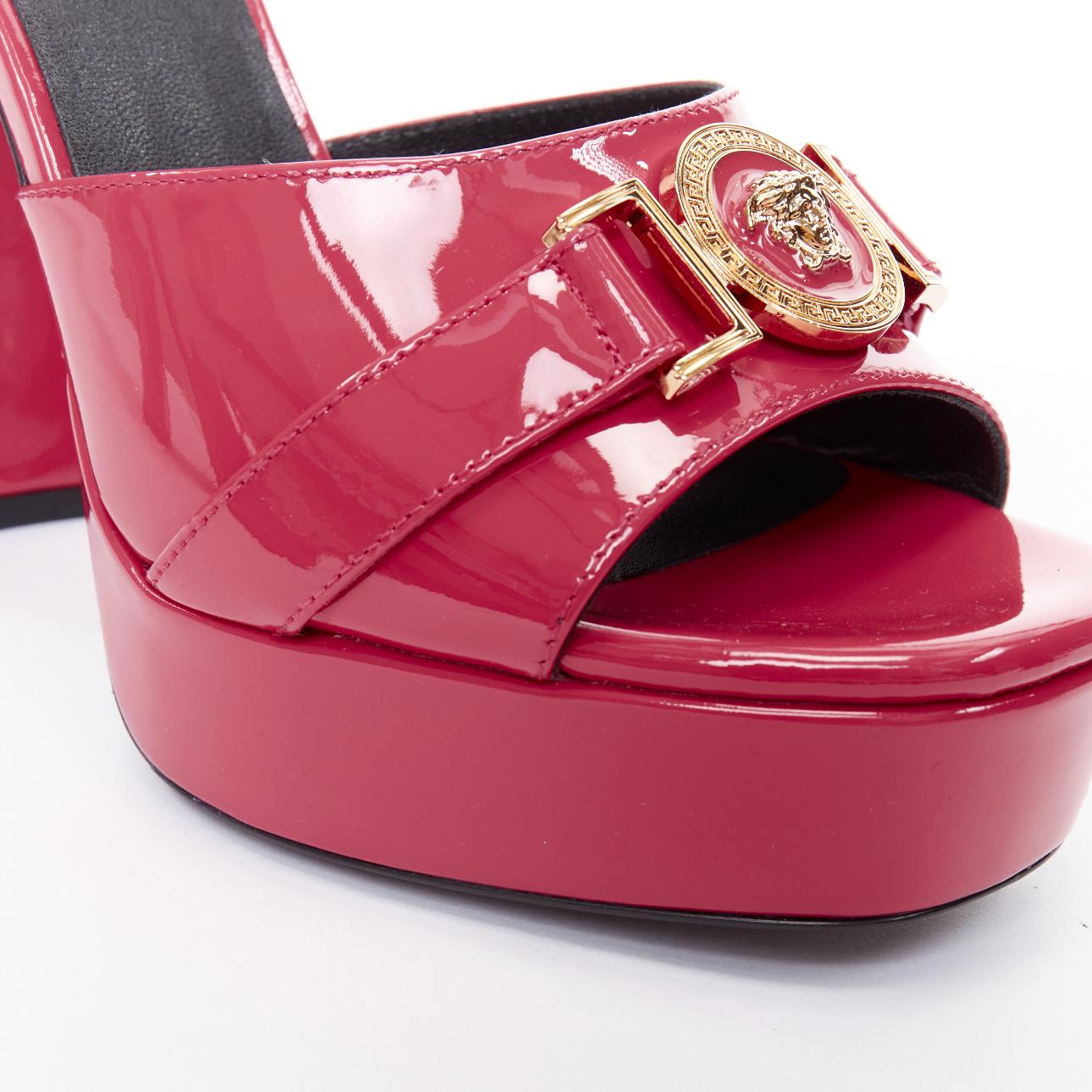 VERSACE Tribute rose fuschia breveté Medusa emblème à bout ouvert EU41 en vente 2
