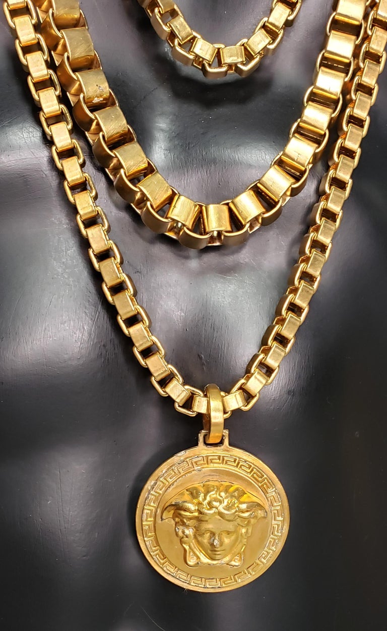 Versace, collier Medusa à triple chaîne en plaqué or, vu sur des  célébrités, état neuf sur 1stDibs