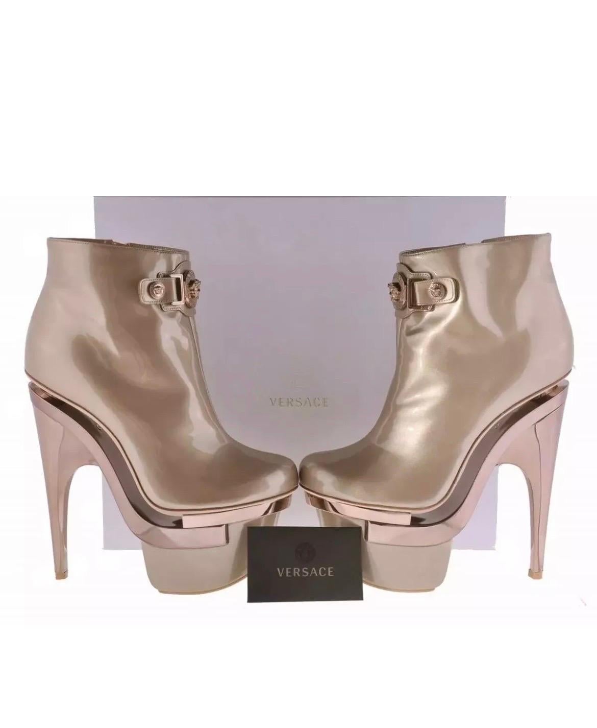 Versace Bottes à triple plateforme en cuir doré rose NWT Pour femmes en vente