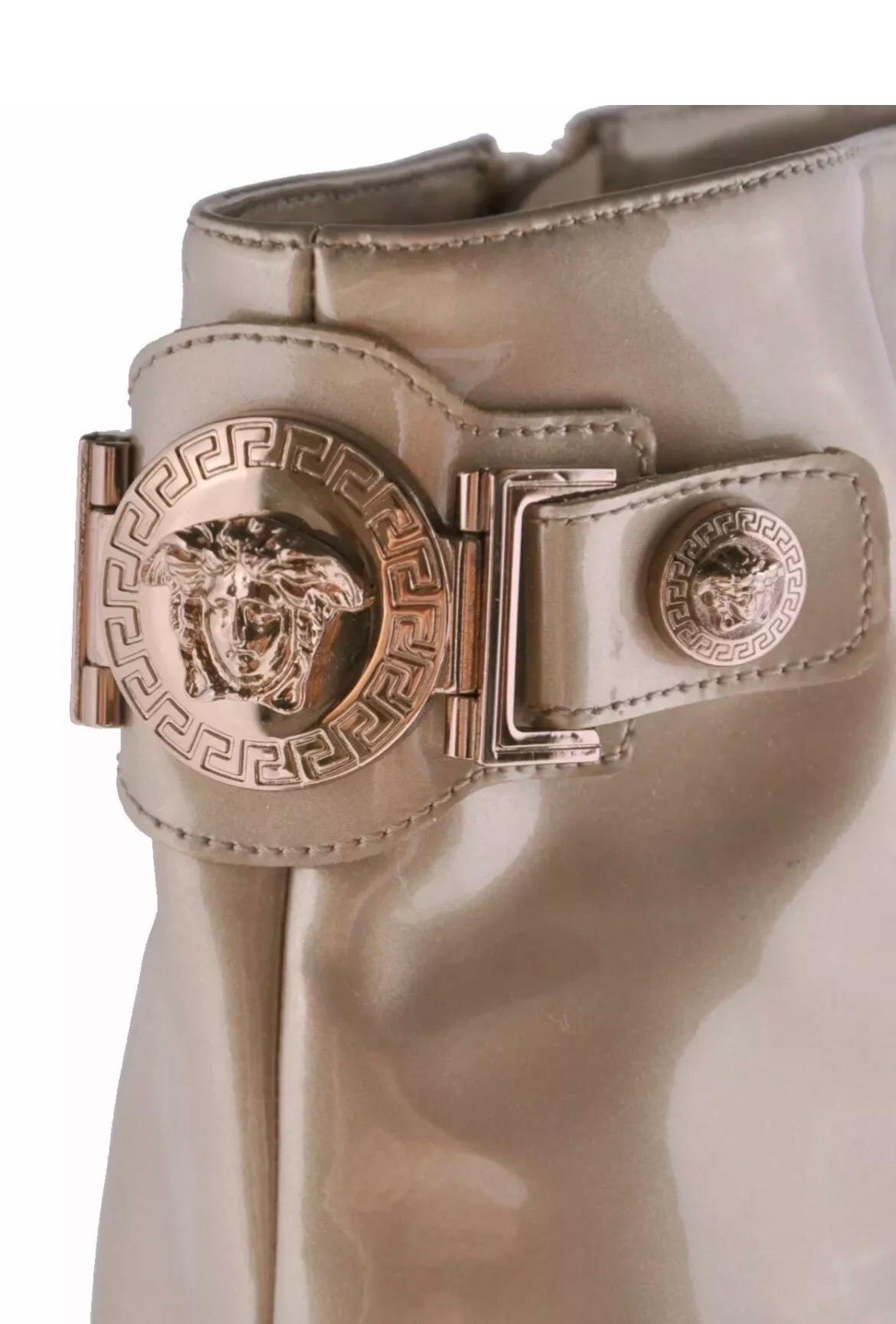 Versace Bottes à triple plateforme en cuir doré rose NWT en vente 1
