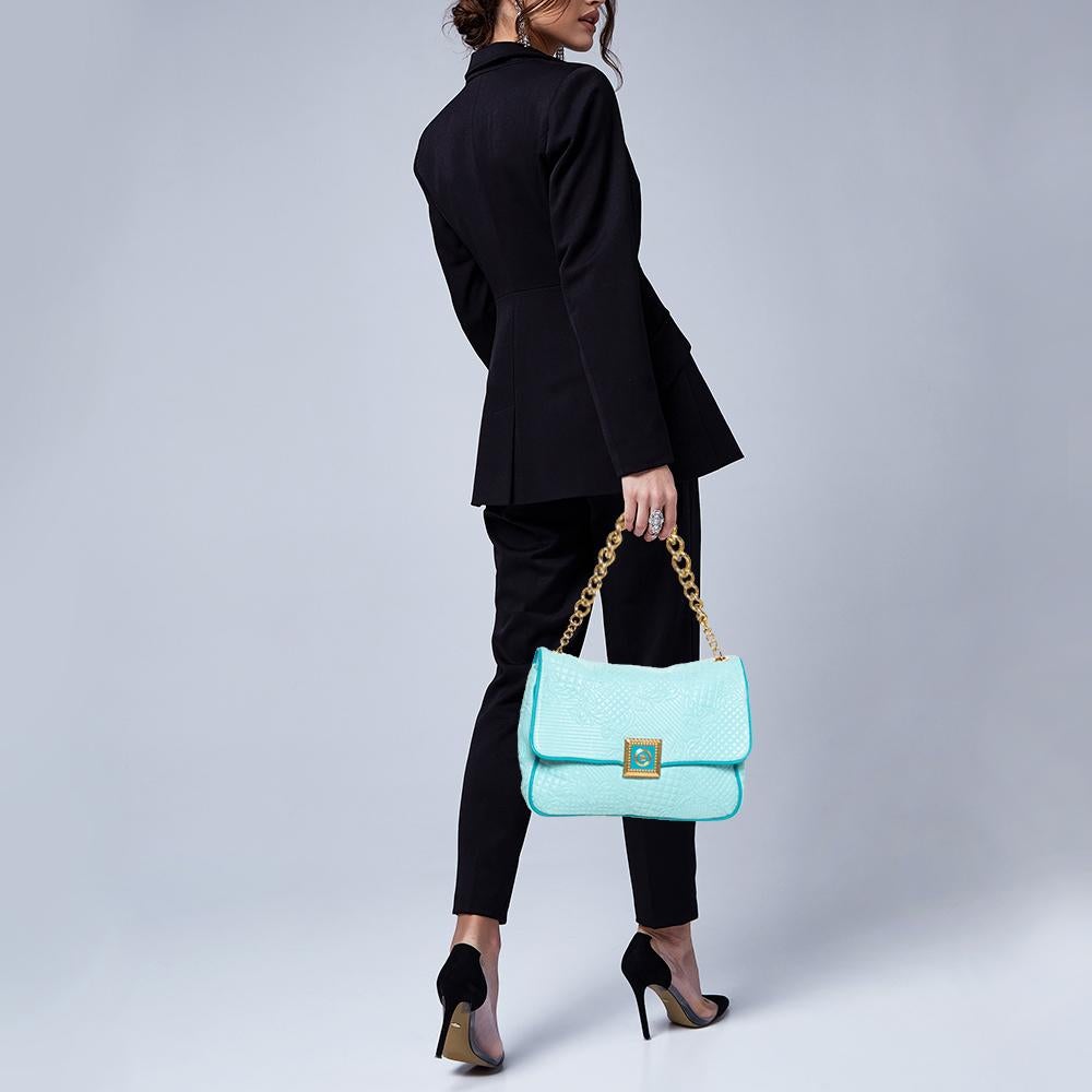 How gorgeous is this bag from Versace! Crafted from turquoise leather and gold-tone hardware, it carries an outstanding design. It has a fabric interior secured by a front flap and a shoulder strap. The tasselled-Medusa detail uplifts its beauty and