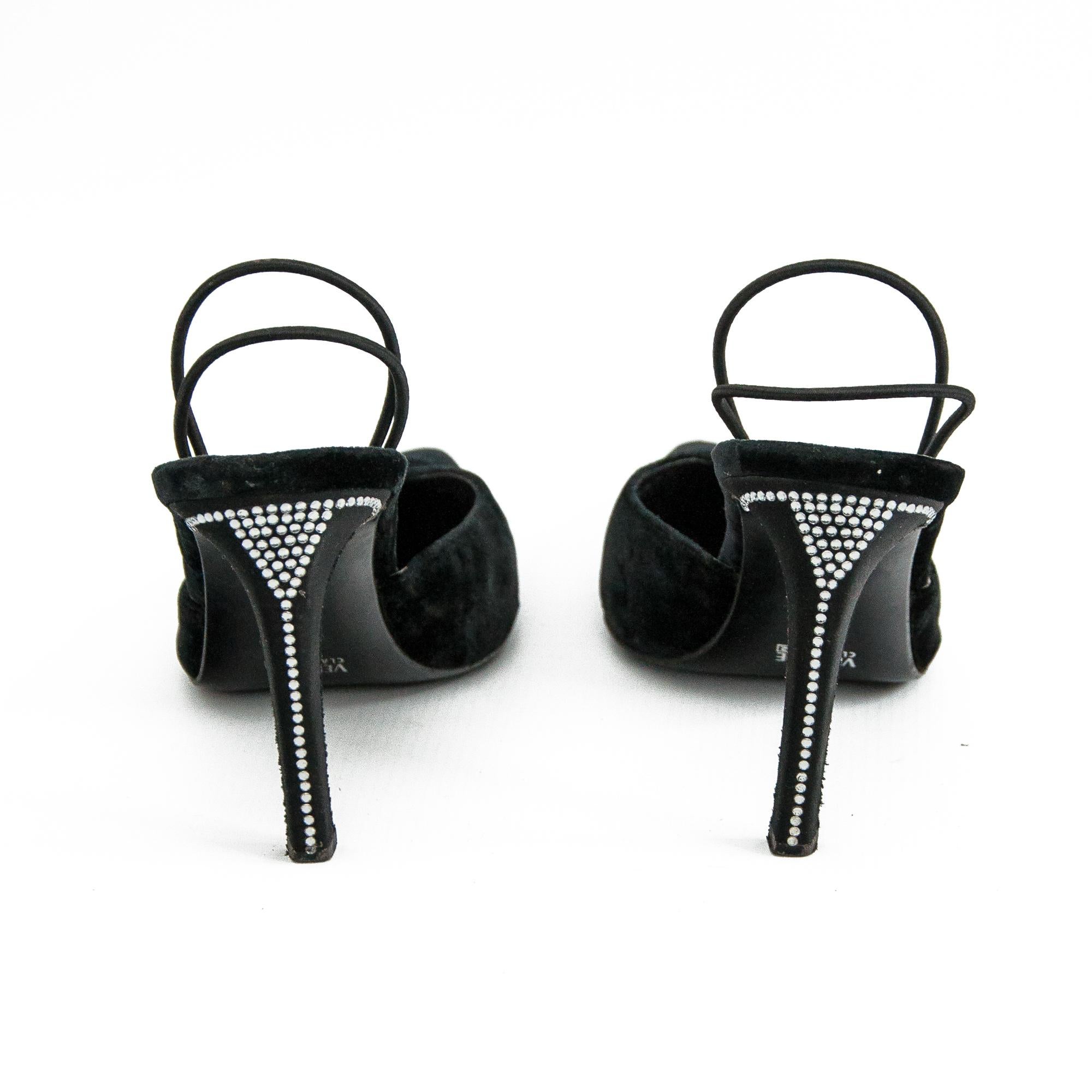 Versace V2 Black Velvet Pointed High Heels size 41 For Sale 2