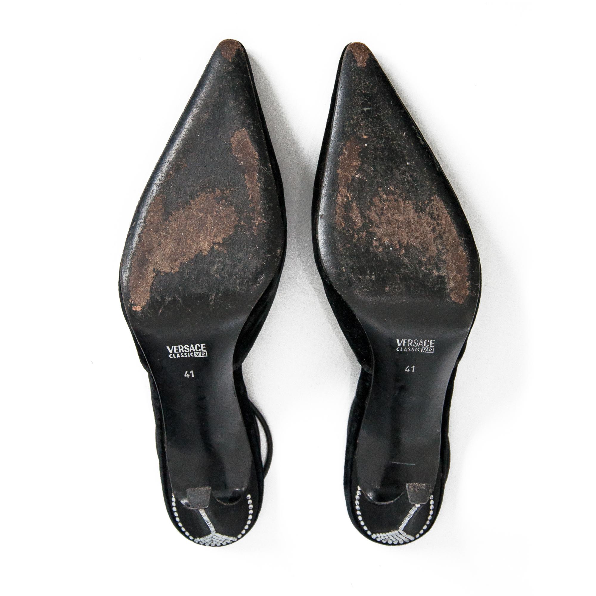 Versace V2 Black Velvet Pointed High Heels size 41 For Sale 3