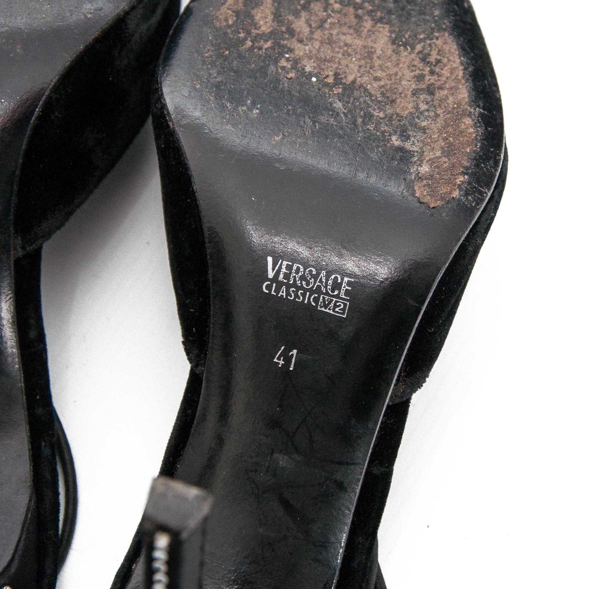 Versace V2 Black Velvet Pointed High Heels size 41 For Sale 4