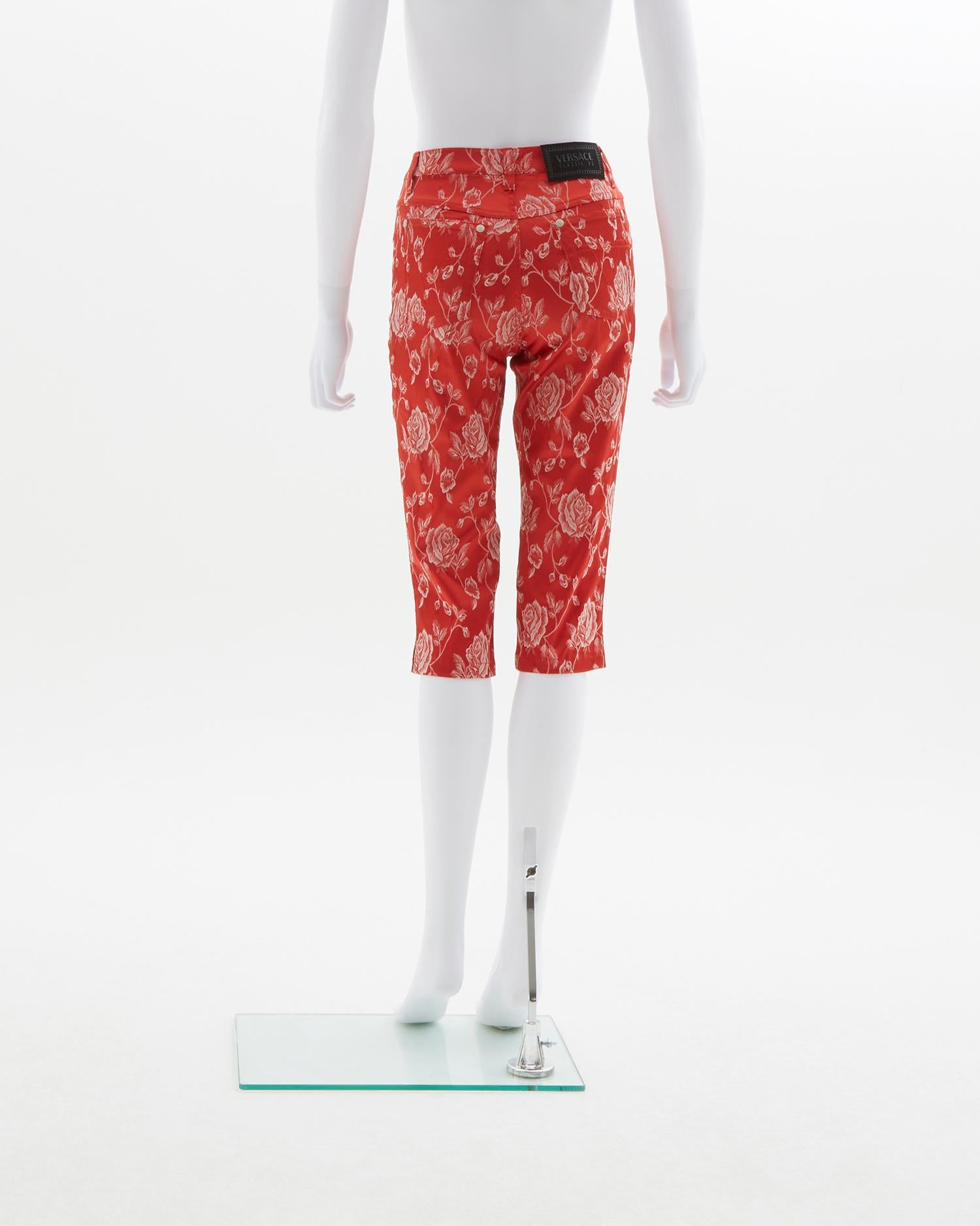 Gray Versace V2 red roses pattern cropped trousers, early 2000s For Sale