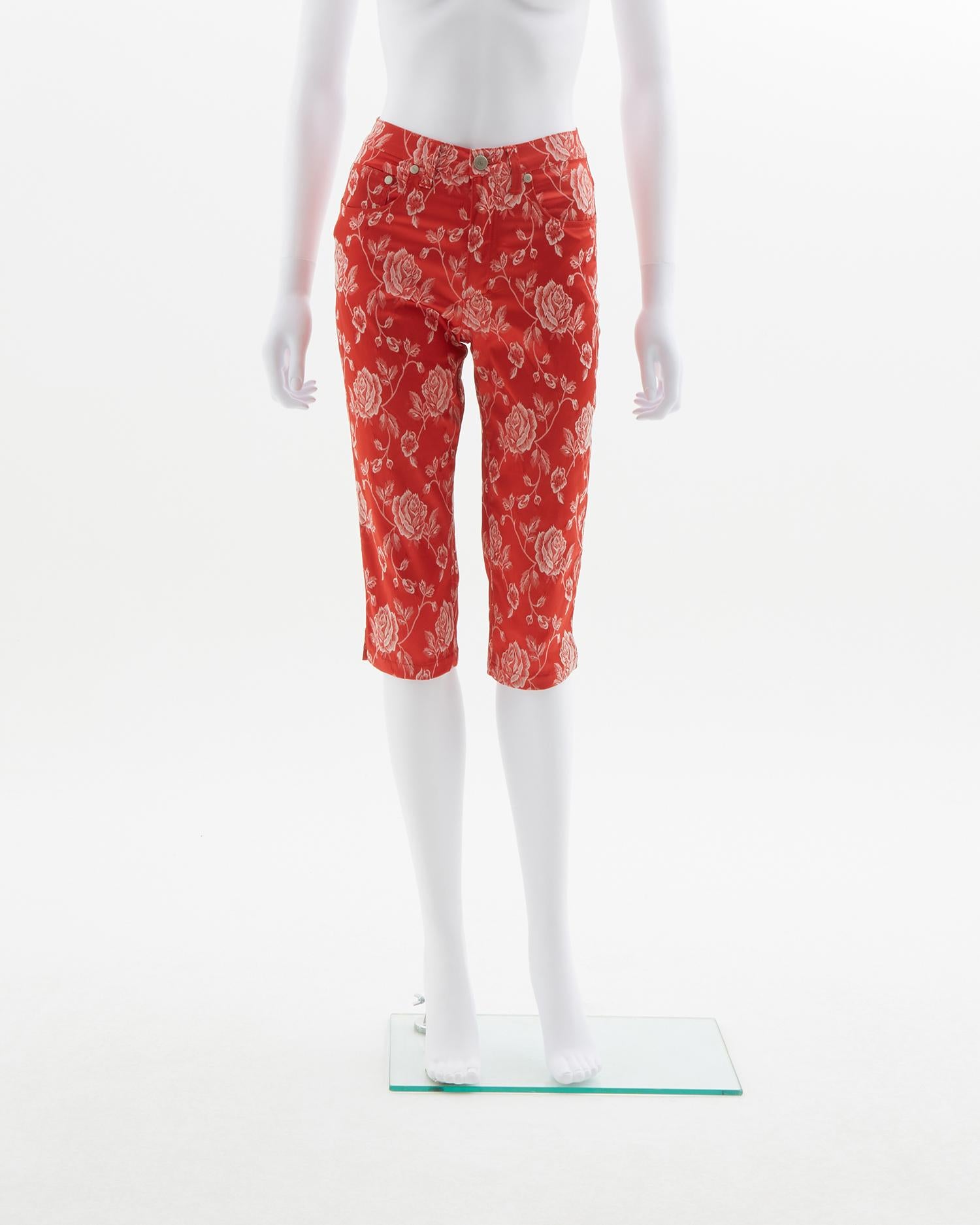 Versace V2 red roses pattern cropped trousers, early 2000s In Excellent Condition For Sale In Milano, IT