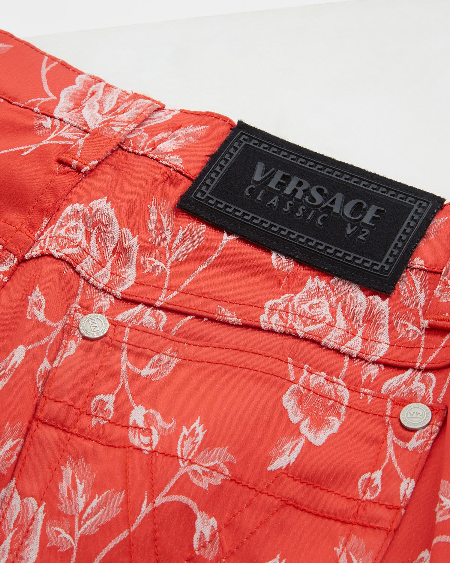 Versace V2 red roses pattern cropped trousers, early 2000s For Sale 2