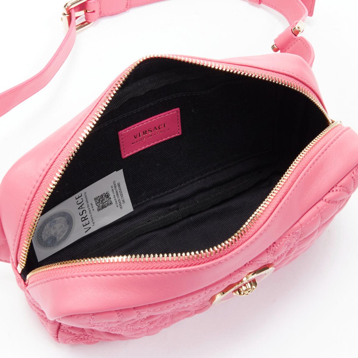VERSACE Vanitas Barocco bolso cruzado de cintura en piel acolchada rosa Medusa dorada en venta 6