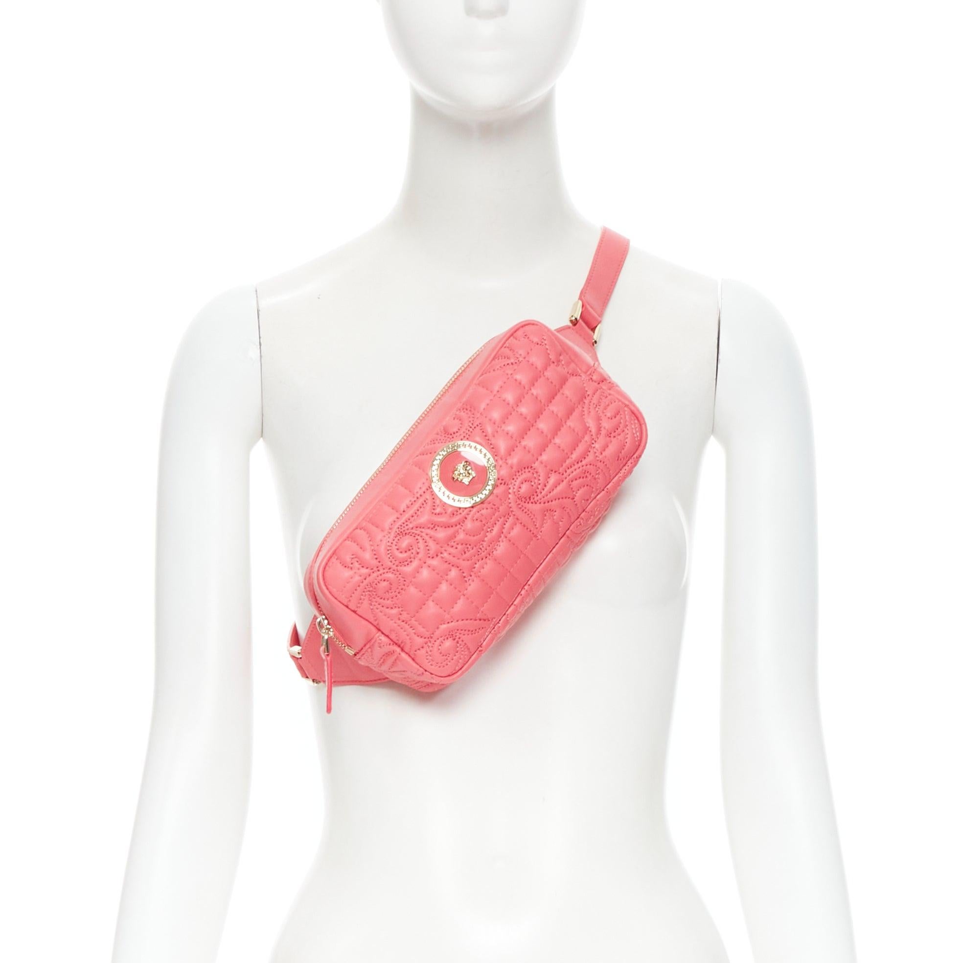 VERSACE Vanitas Barocco bolso cruzado de cintura en piel acolchada rosa Medusa dorada
Referencia: TGAS/B01648
Marca: Versace
Diseñadora: Donatella Versace
Model No: Vanitas
Material: Piel
Color: rosa, dorado
Patrón: Sólido
Cierre:
