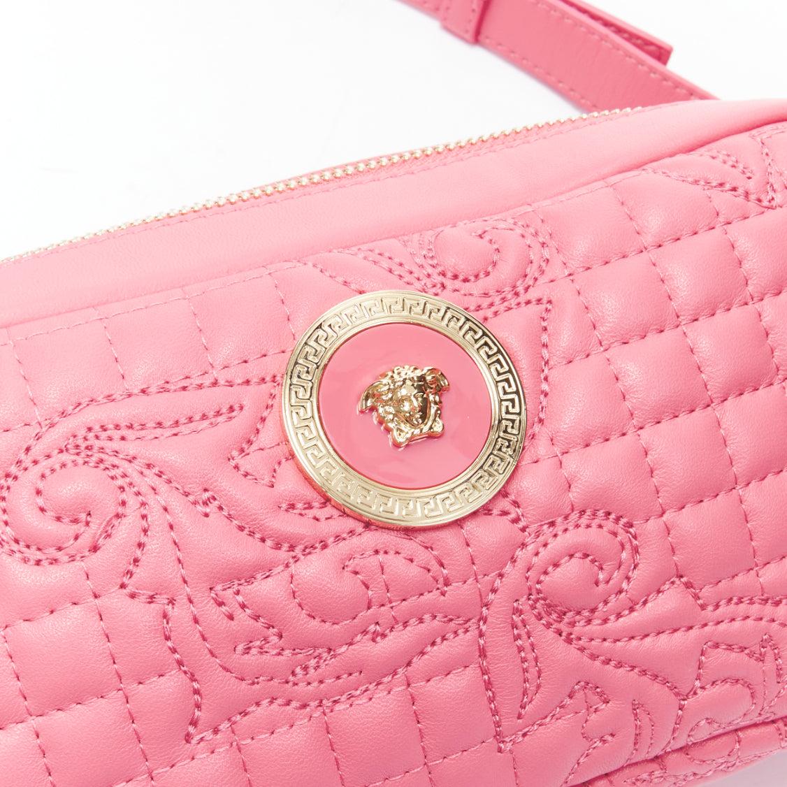VERSACE Vanitas Barocco bolso cruzado de cintura en piel acolchada rosa Medusa dorada en venta 1