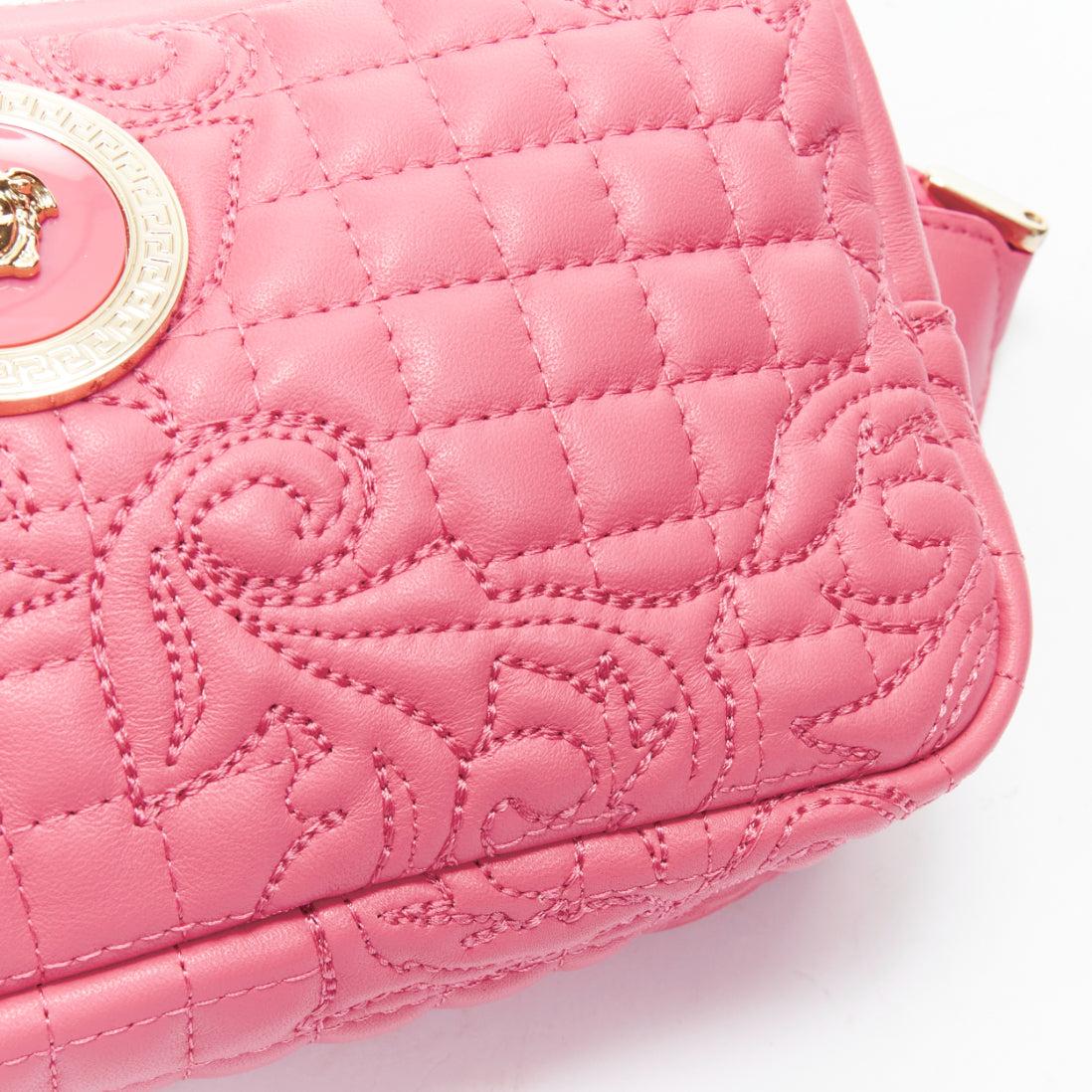 VERSACE Vanitas Barocco bolso cruzado de cintura en piel acolchada rosa Medusa dorada en venta 2