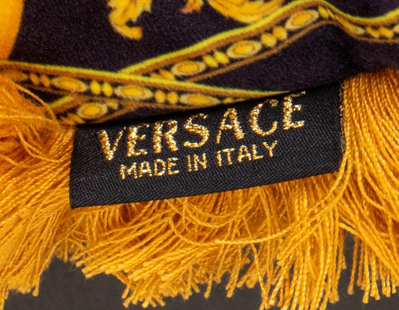 XXIe siècle et contemporain Oreiller en velours de Versace - Vase en vente