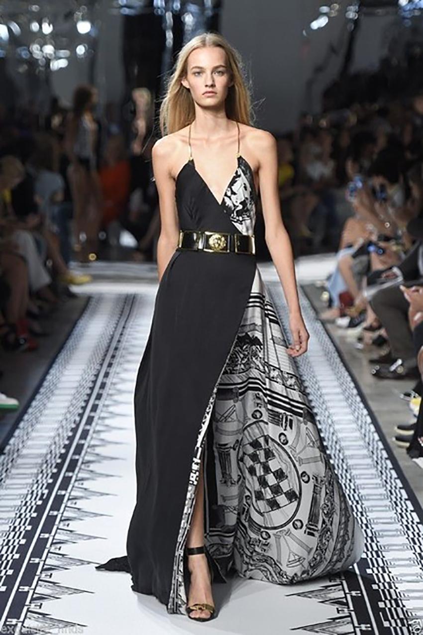 VERSUS + ANTHONY VACCARELLO 

Collection Spring/Summer 2015 L #31 

Printed maxi dress

Deep slit on the leg


Content: 100% Polyester

IT Size 38 - US 2
IT Size: 42 - US 6

Made in Italy

Brand new, with tags. Comes with Versace hanger and Versace