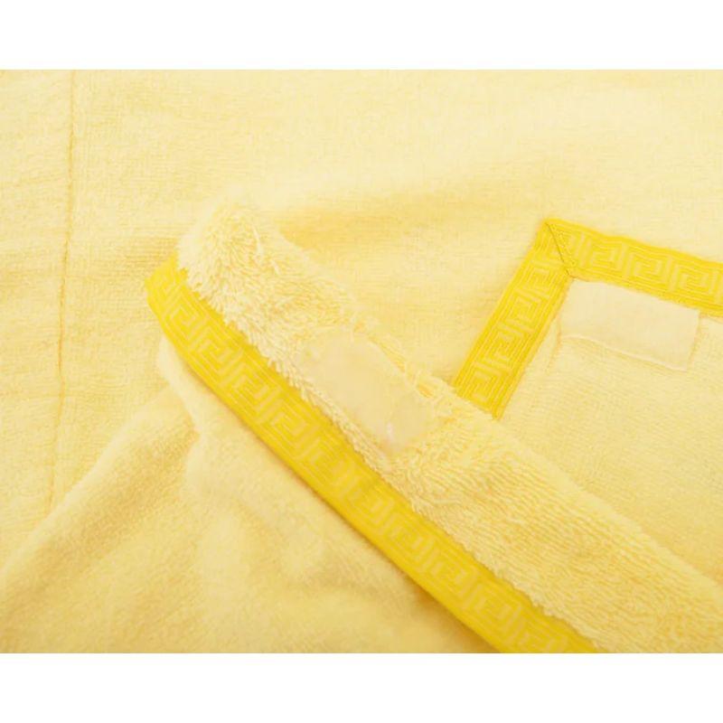 Jaune Versace Versus - Robe d'appoint en tissu éponge jaune en vente