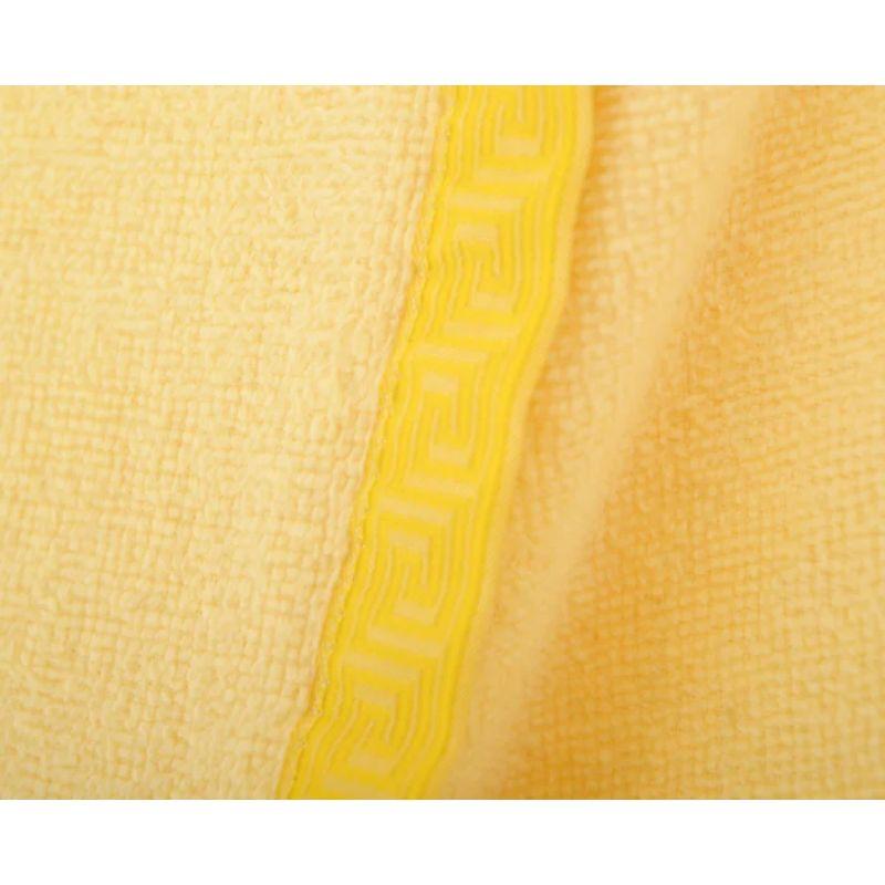 Versace Versus - Robe d'appoint en tissu éponge jaune en vente 1