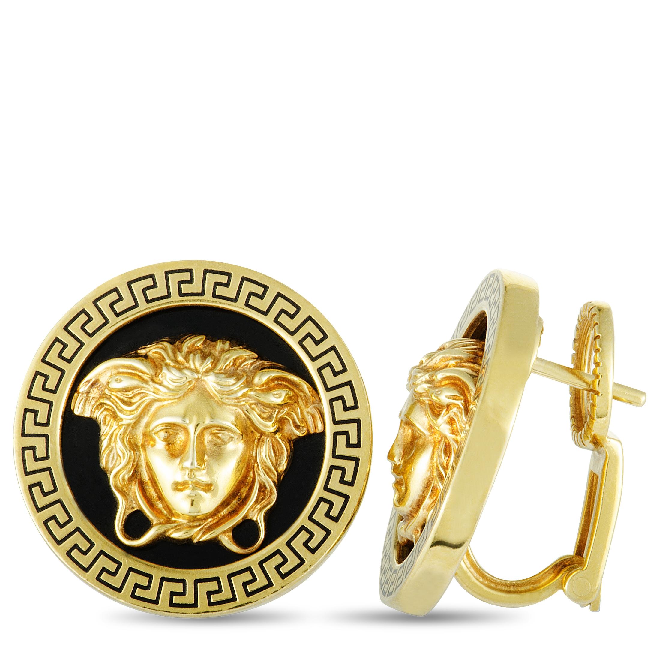 Embellish your ensembles in a most compellingly fashionable manner with these eye-catching Versace earrings that boast the brand’s famous design motifs, offering a look that is as memorable as it is iconic. The earrings are made of luxurious 18K