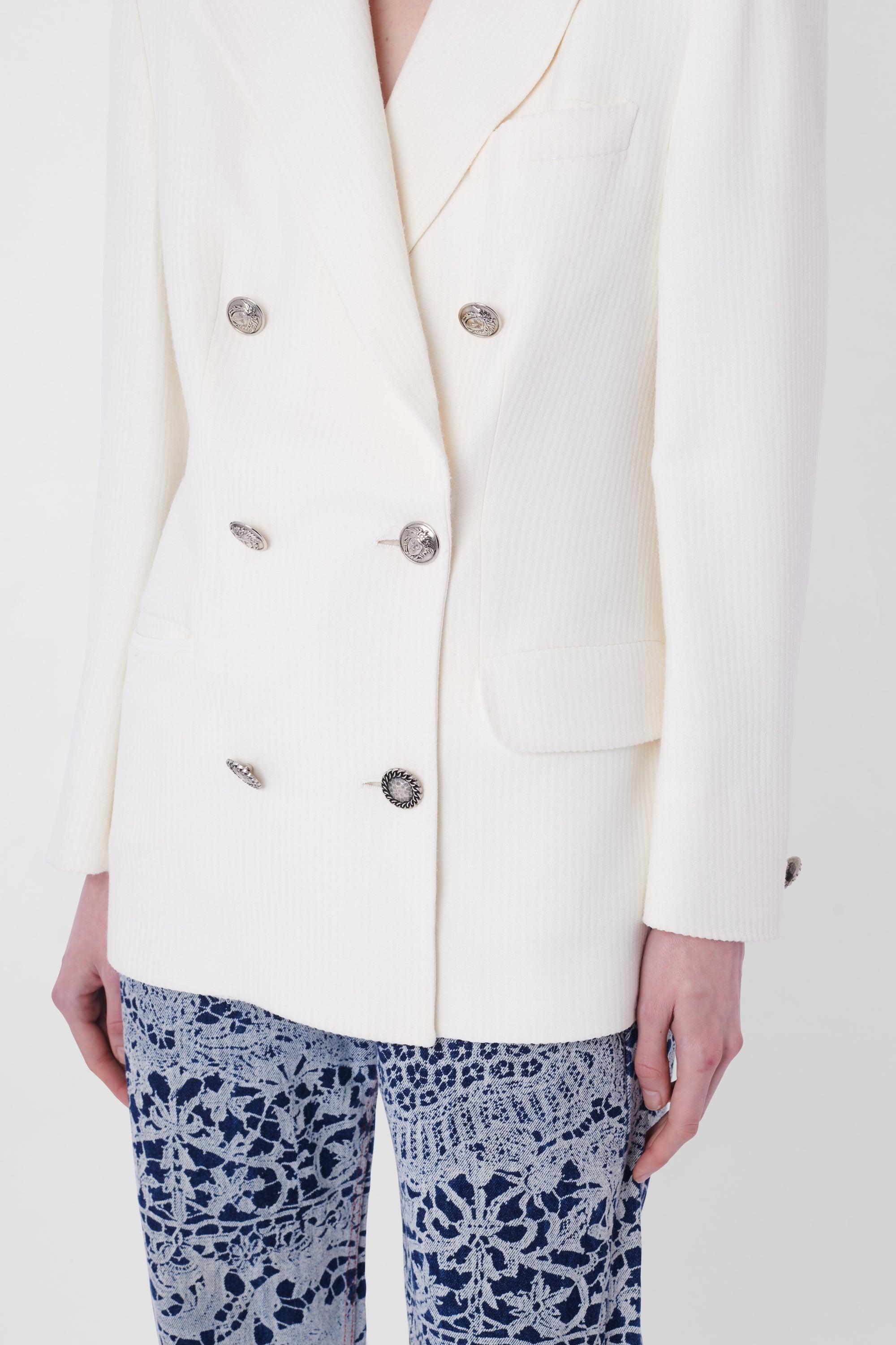 We are excited to present this Versus Versace 1990's white blazer. Features pinstripe-like fabric, three front pockets, lapel, silver Versace hardware buttons. In great vintage condition. Authenticity Guaranteed.

Label Size: N/A
Modern Size: UK 10,