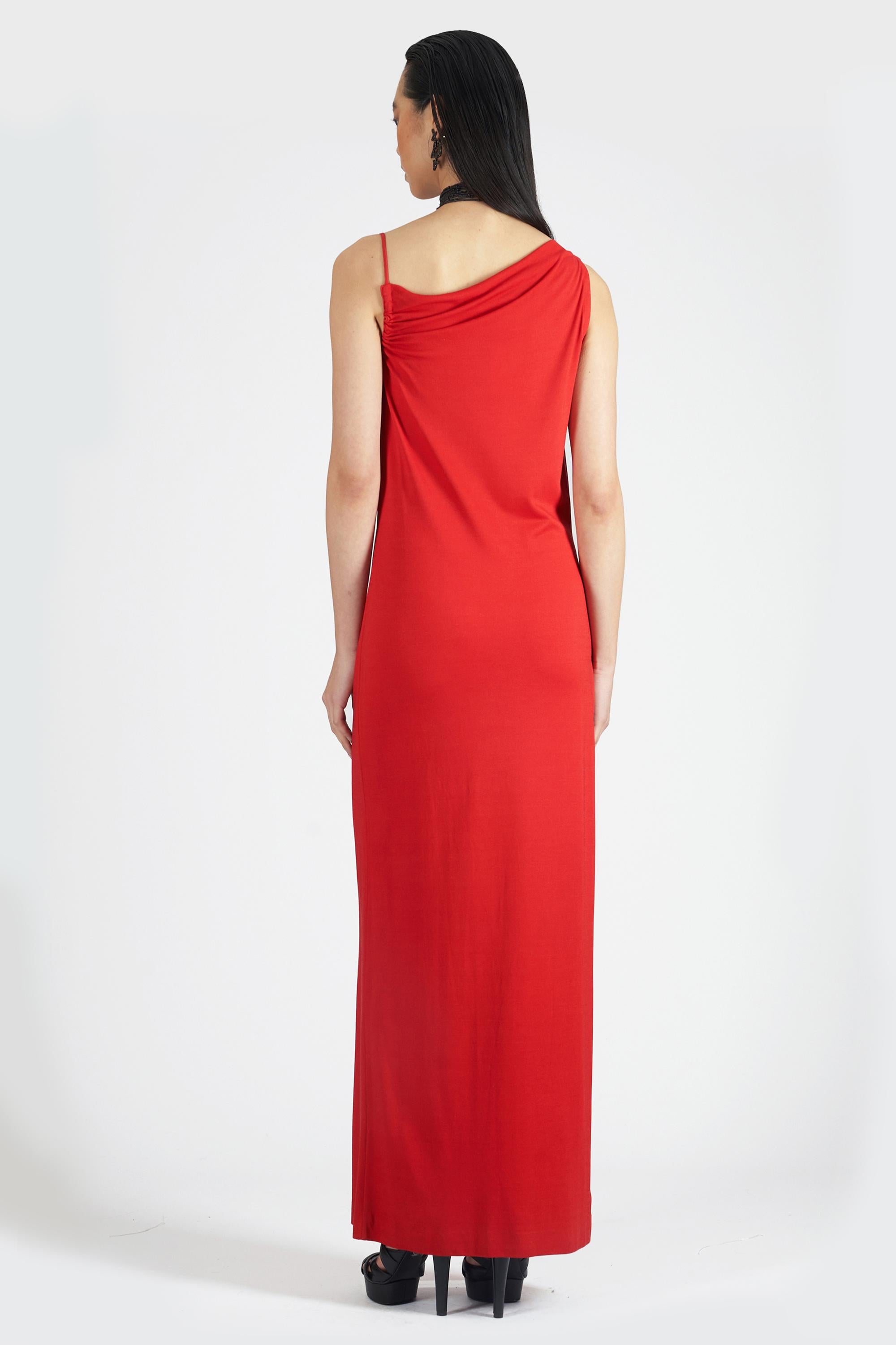 We are excited to present this Versus Versace early 2000’s red asymmetrical neckline dress. Features an asymmetrical neckline with ruched detail and maxi length. In excellent vintage condition. Authenticity guaranteed.

Label size: 44 IT
Modern