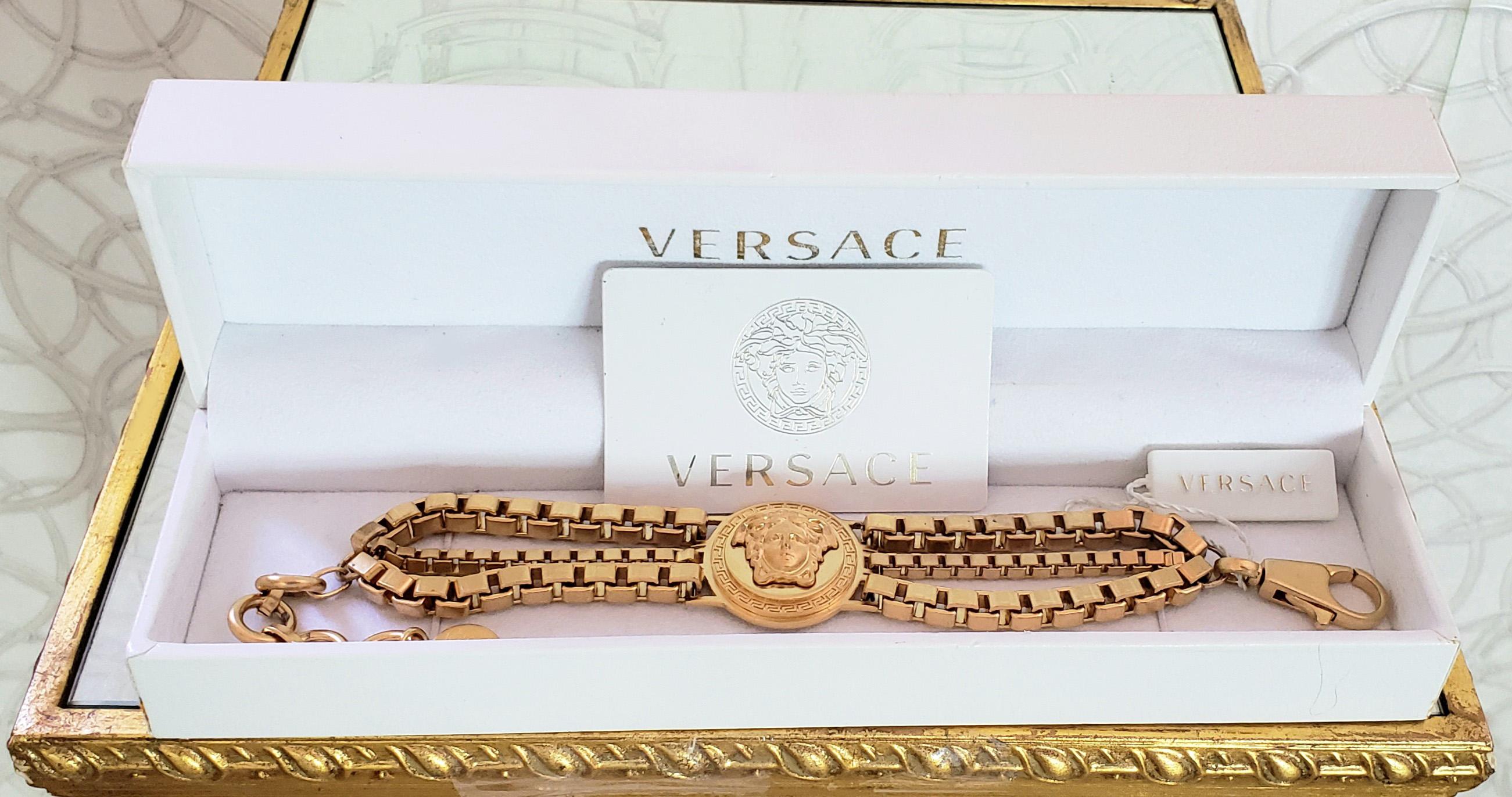 VERSACE


Gold plated metal triple chain Medusa bracelet from Versace featuring 

an embossed logo and a lobster claw fastening.

Shortest Length: 9