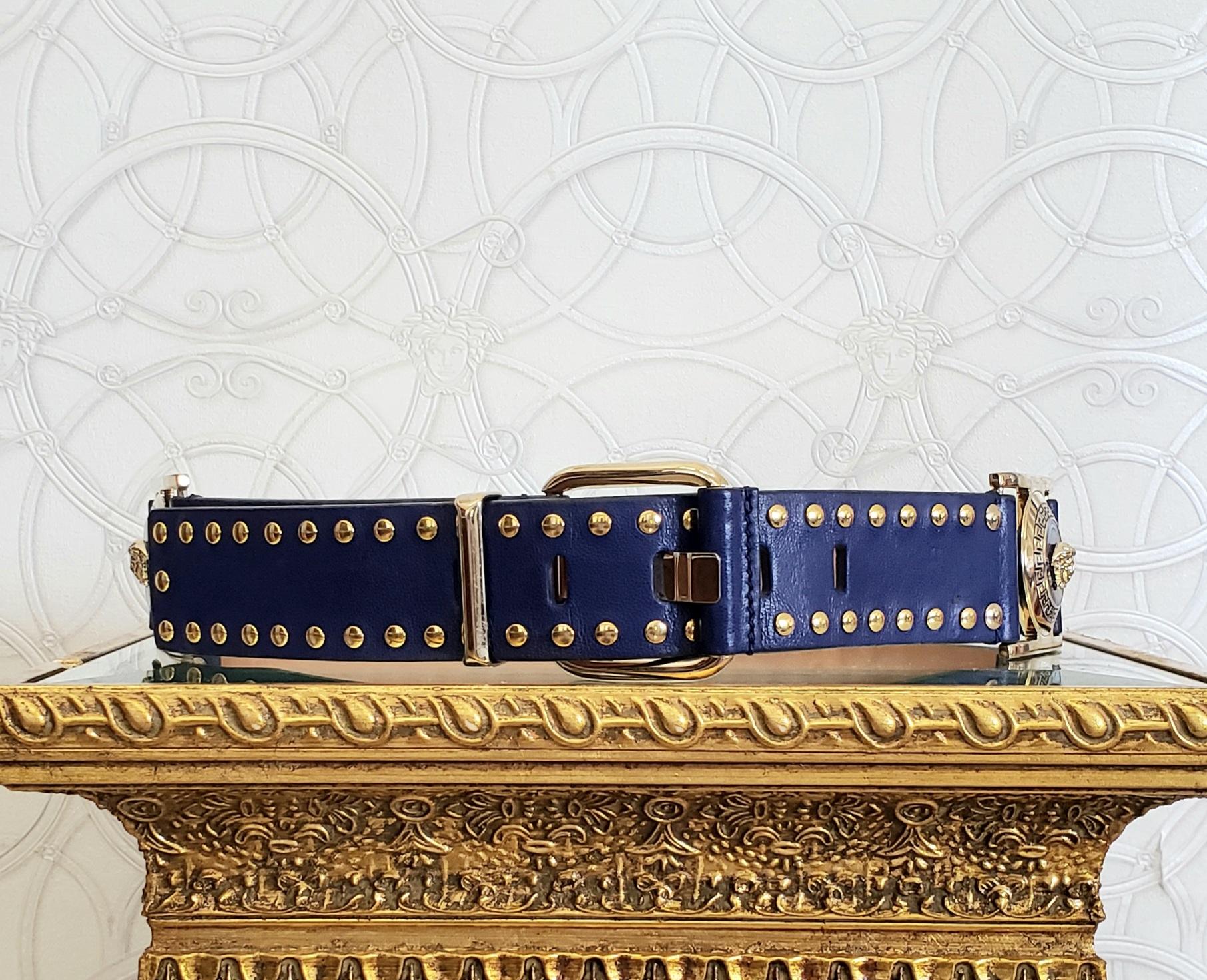 VERSACE

Blue Leather Belt
Gold-tone studs
Greek key Medusa on the Buckle


Made in Italy
   Size 70/28

     1 1/2