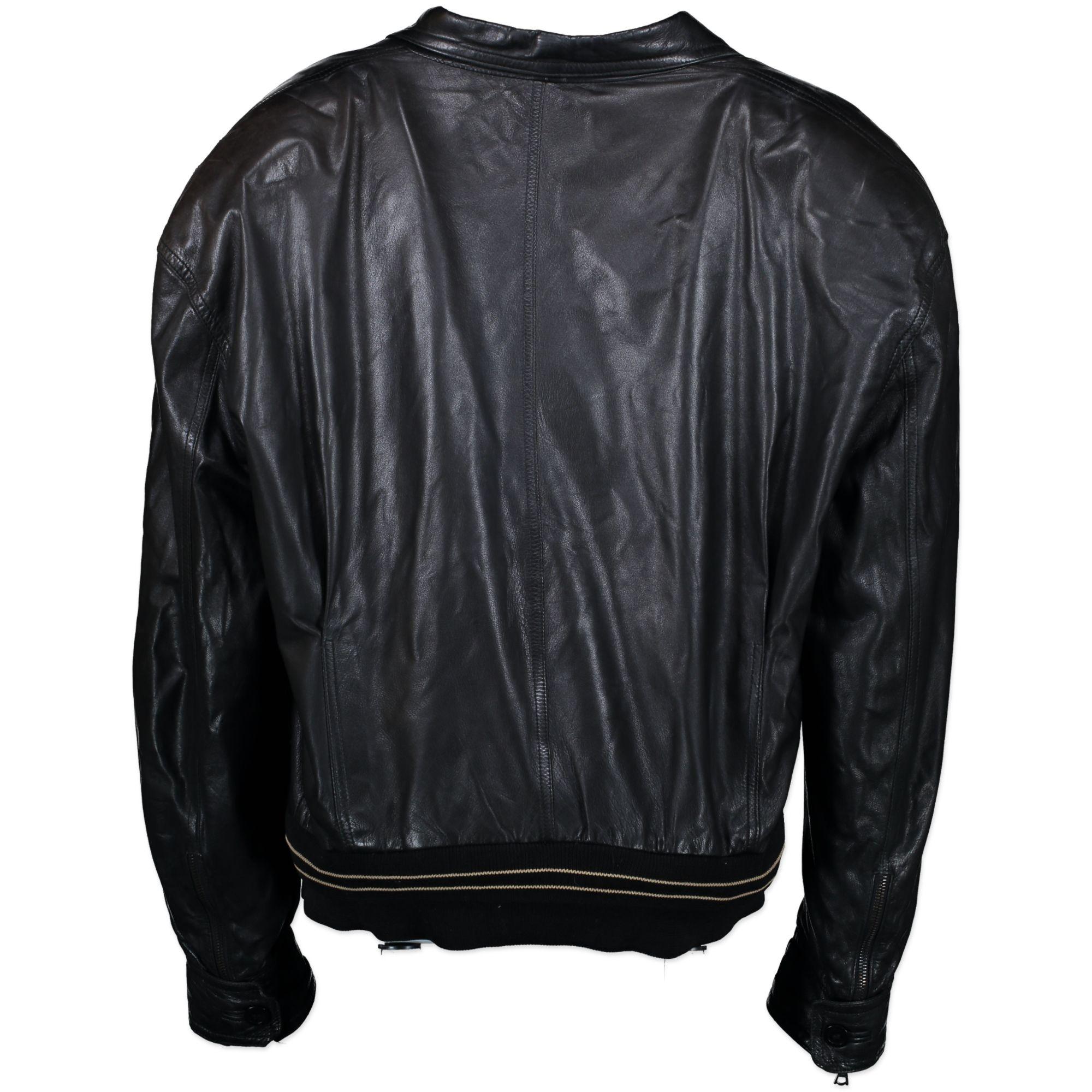 Good vintage condition

Versace Vintage Leather Black Jacket - Size TU

A must-have for every fashion lover!

This black leather jacket is crafted from extremely soft leather and closes with a small zipper and features two pockets on the front. A