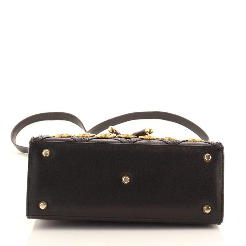 Versace Vintage Medusa Drawsting Umhängetasche verschönert Leder klein im Zustand „Gut“ in NY, NY