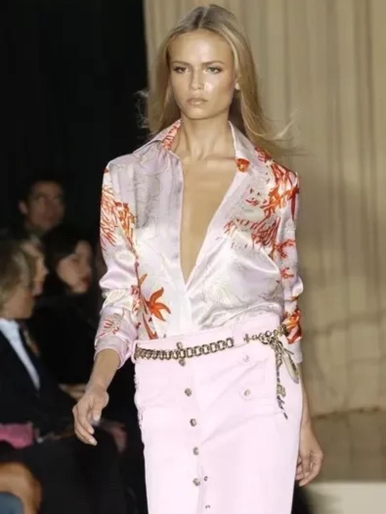 VERSACE Vintage Pasarela S/S 2005 Blusa Barocco Estrella de Mar de Seda con Botones Medusa en venta 1