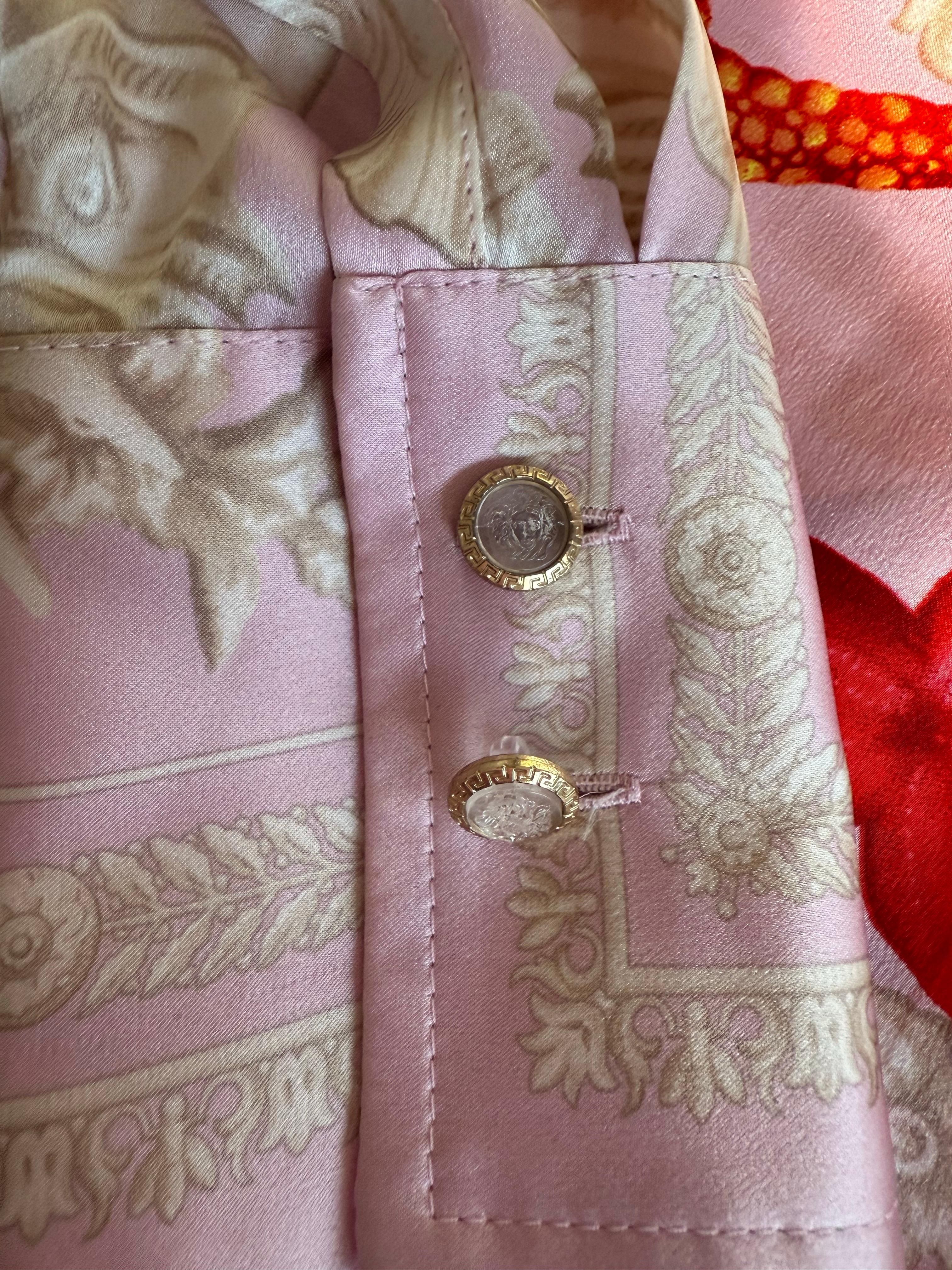 VERSACE Vintage Pasarela S/S 2005 Blusa Barocco Estrella de Mar de Seda con Botones Medusa en venta 3
