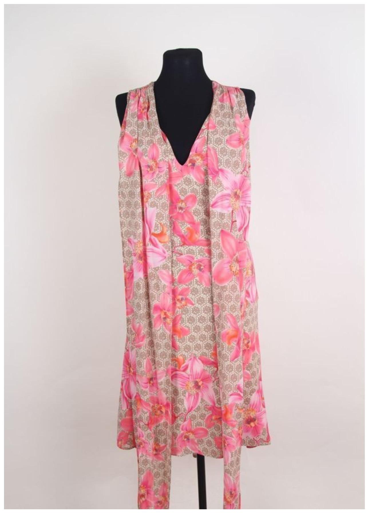 VESTIDO VERSACE SILK SLIP MINI Blossom
Donatella Versace para Versace
Colección: principios de la década de 2000
País de producción: Italia
Versace  estilo: 32579 / 113014 / 03780
Talla marcada: 40 IT
Consulta las siguientes medidas:
Longitud 103