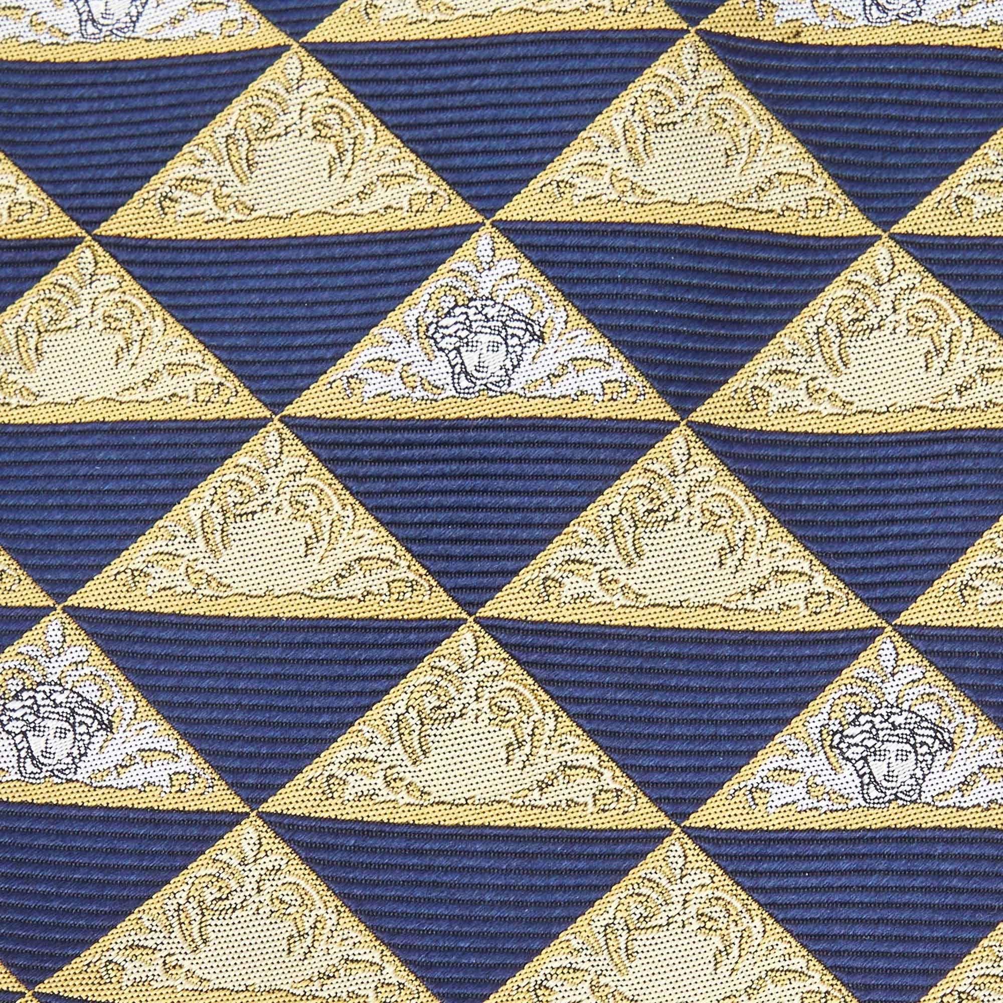 Made in Italy using 100% silk this Versace vintage tie for men has medusa prints all over. This finely tailored accessory will add a charming finish.