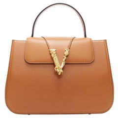 Versace Virtus in pelle marrone cognac con fibbia dorata e manico superiore a cartella