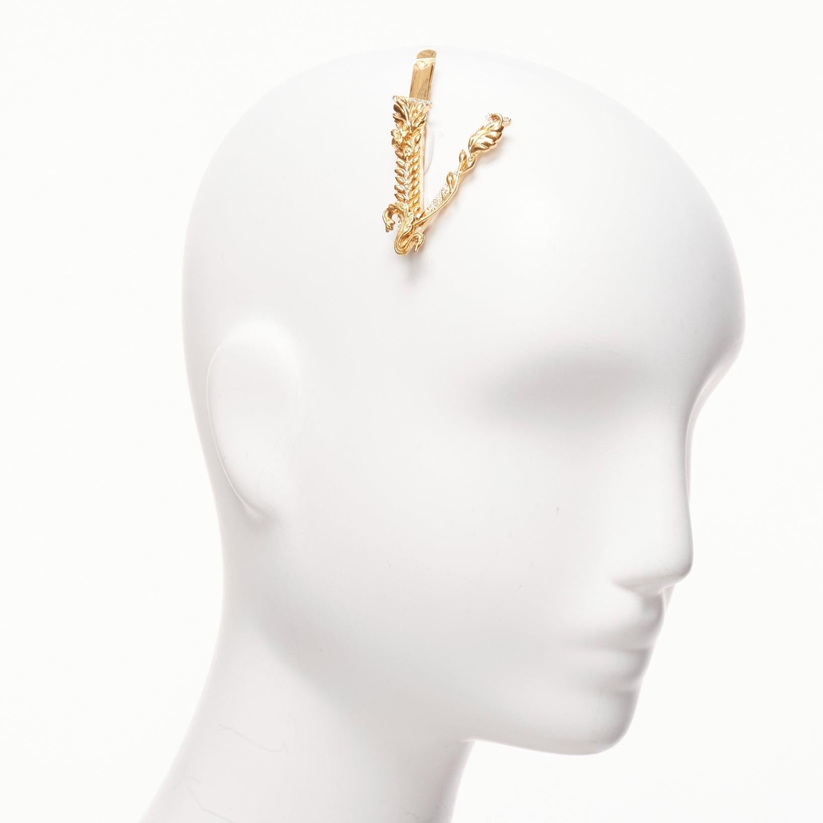 VERSACE Virtus gold baroque big V logo baroque single hair clip
Reference: AAWC/A01006
Brand: Versace
Designer: Donatella Versace
Model: Virtus
Material: Metal
Color: Gold, Clear
Pattern: Crystals
Closure: Clip On
Lining: Gold Metal
Extra Details: