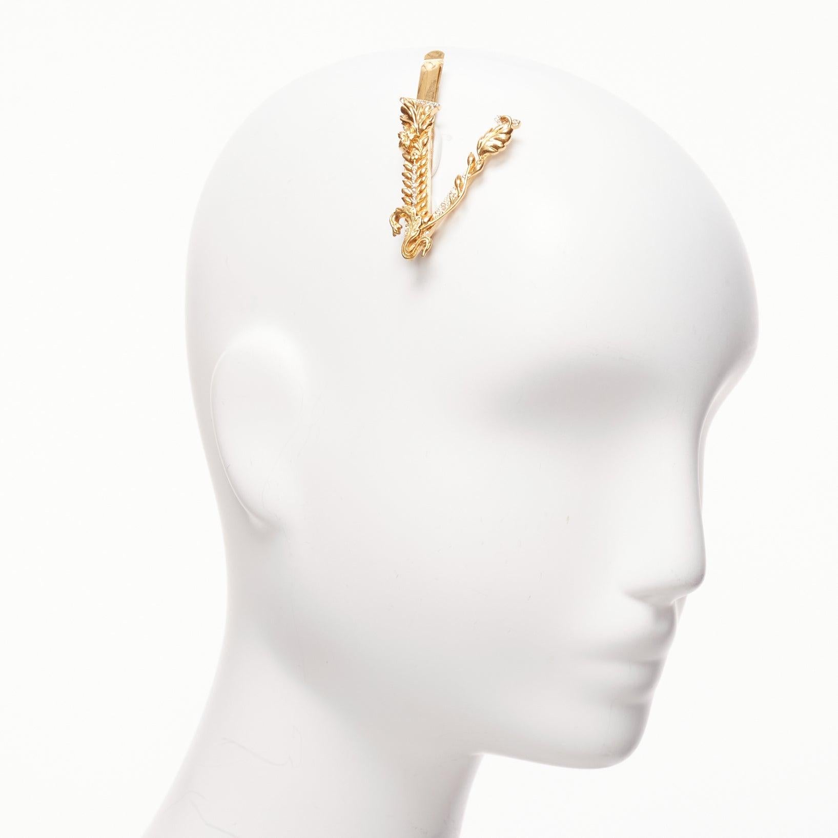 VERSACE Virtus Oro Barroco Gran V Logo Barroco Pinza de pelo simple
Referencia: AAWC/A01006
Marca: Versace
Diseñadora: Donatella Versace
Model No: Virtus
Material: Metal
Color: Dorado, Transparente
Patrón: Cristales
Cierre: Clip
Forro: Metal