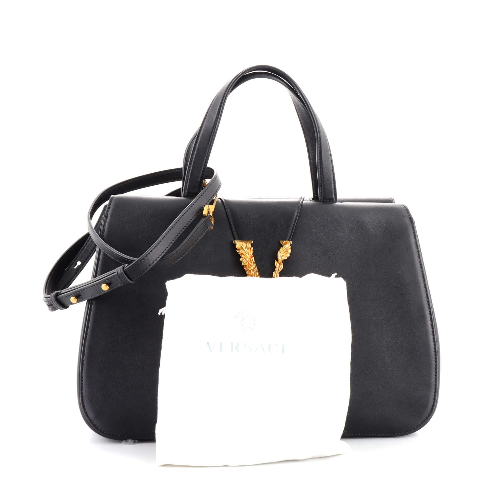 Zustand: Sehr gut. Creasing on handle, strap and near front base, scuffs on exterior, interior opening and interior base, indentations on rear. Minor wear in interior, scratches on hardware.
Accessories: Dust Bag, With Strap
Measurements: Handle