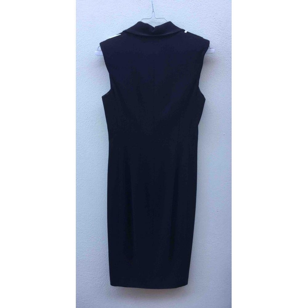 Versace Viscose Mid-Length Dress in Black

Versace dress in black viscose with a white design only on the front, zip closure with two sliders with the designer's symbol. It has lightly padded shoulders. Length 103 cm, shoulders 38 cm, chest 40 cm,