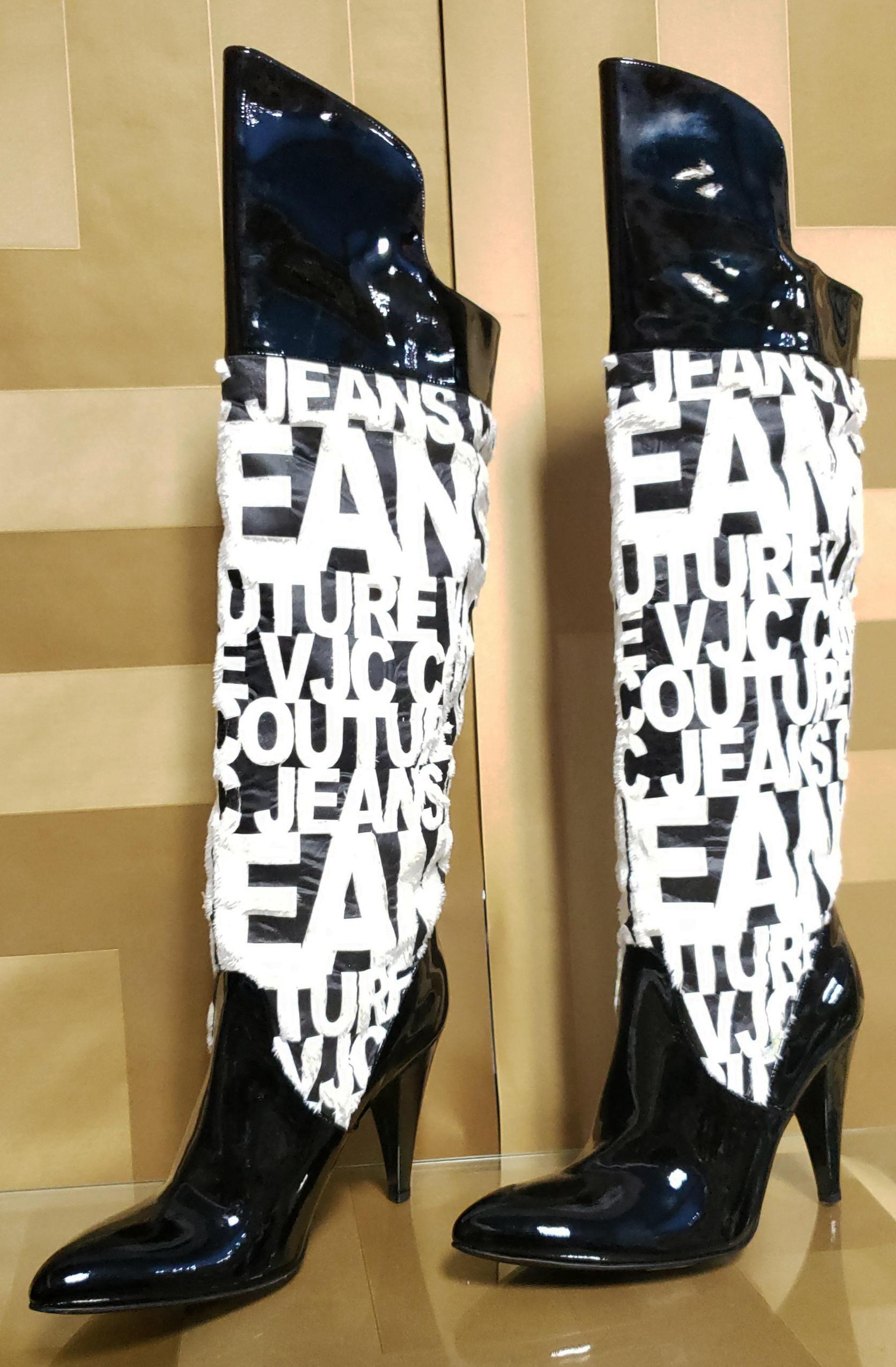 
VERSACE VJC BOOTS


BLACK AND WHITE PATENT LEATHER and FAUX FUR OVER KNEE BOOTS 39 - 9

Content: 
100% patent leather

lining: 100% leather 

heel height: 4