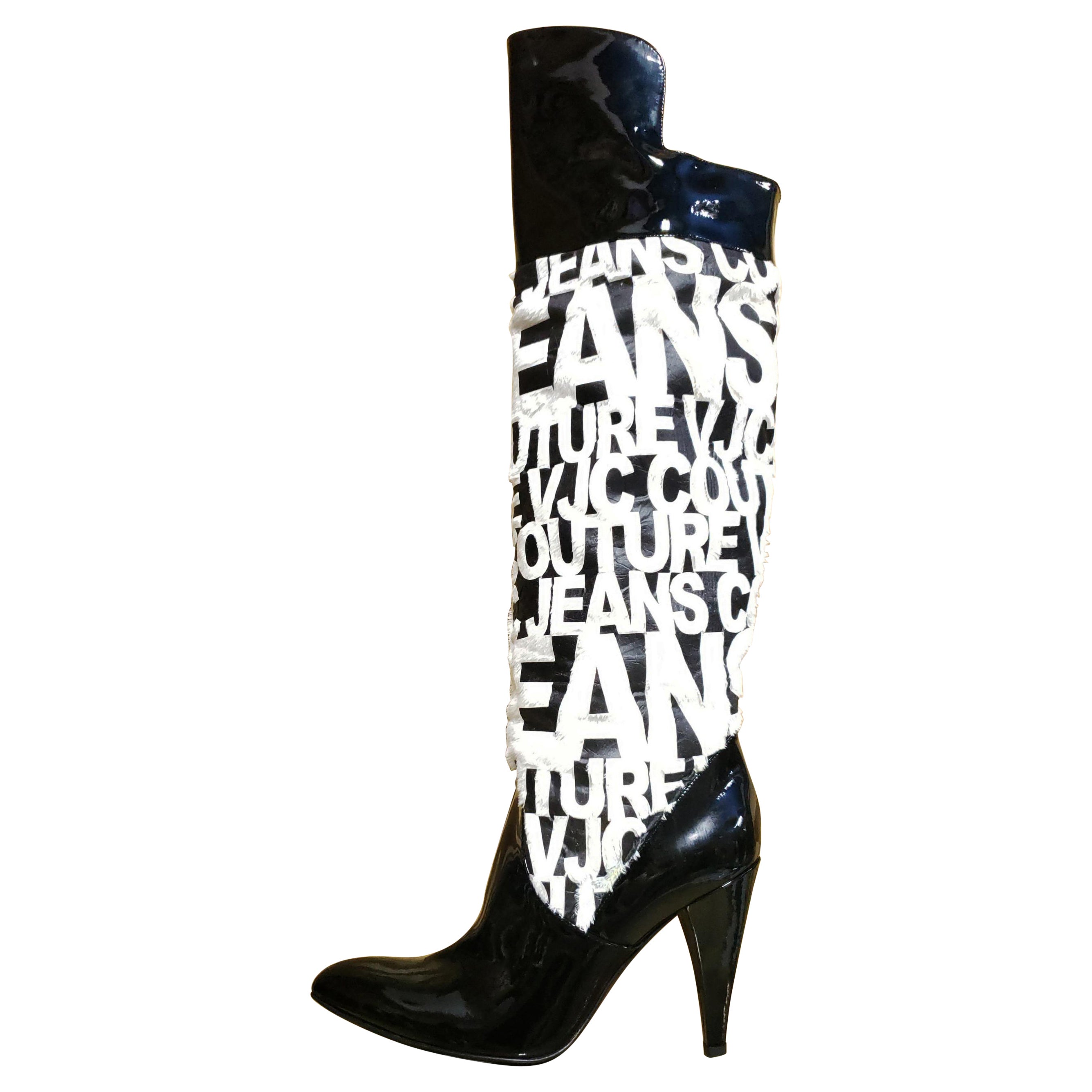 VERSACE VJC BLACK AND WHITE PATENT LEATHER and FAUX FUR OVER KNEE BOOTS 39 - 9 en venta