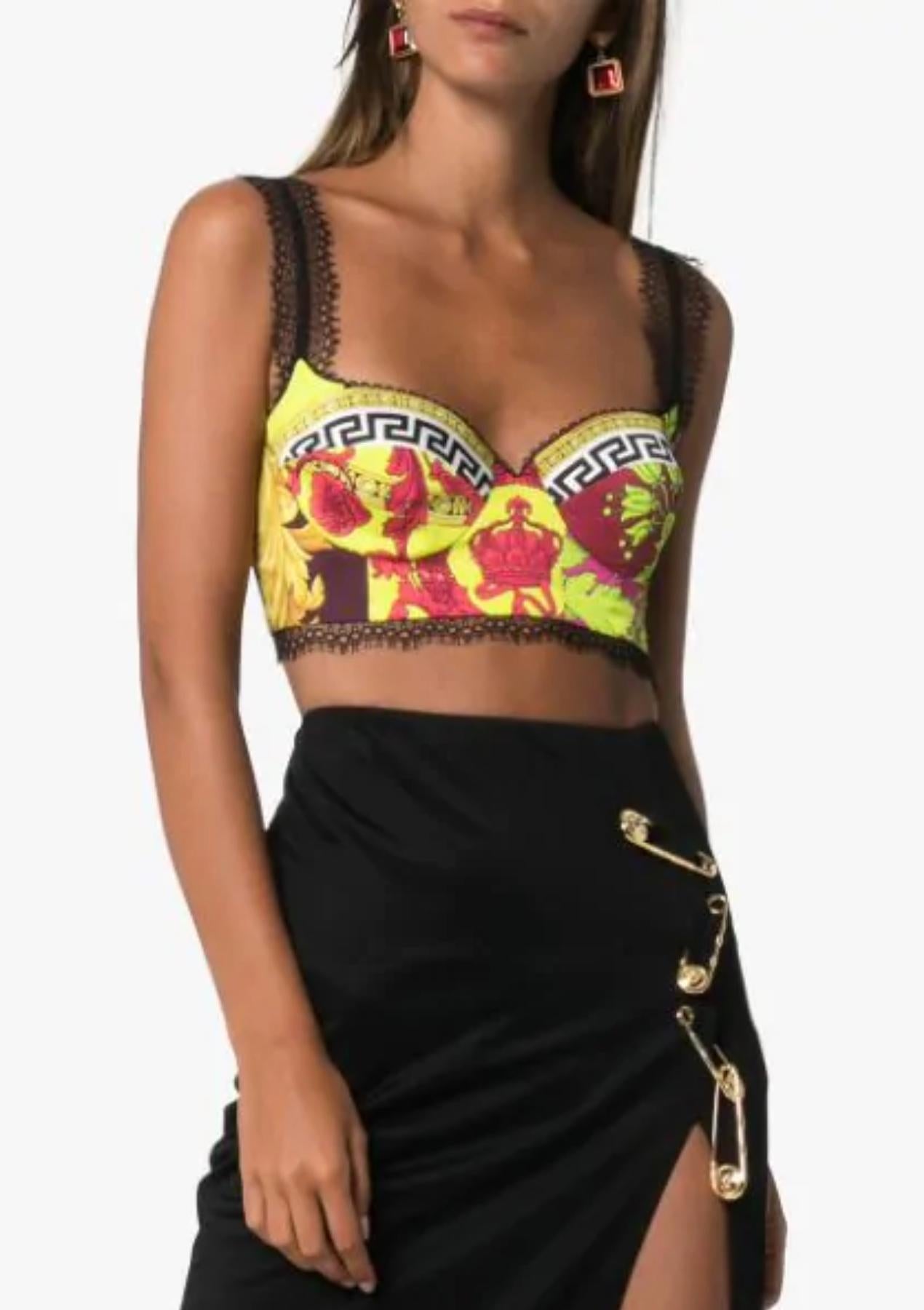 Versace Voyage Barocco Print Bralette/ Bustier Top wie bei Kylie Jenner gesehen

Seit 1978 wird Gianni Versaces kultiges italienisches Label für seinen übertriebenen Glamour und seine Sexyness gefeiert. Nach Giannis tragischem Tod im Jahr 1997