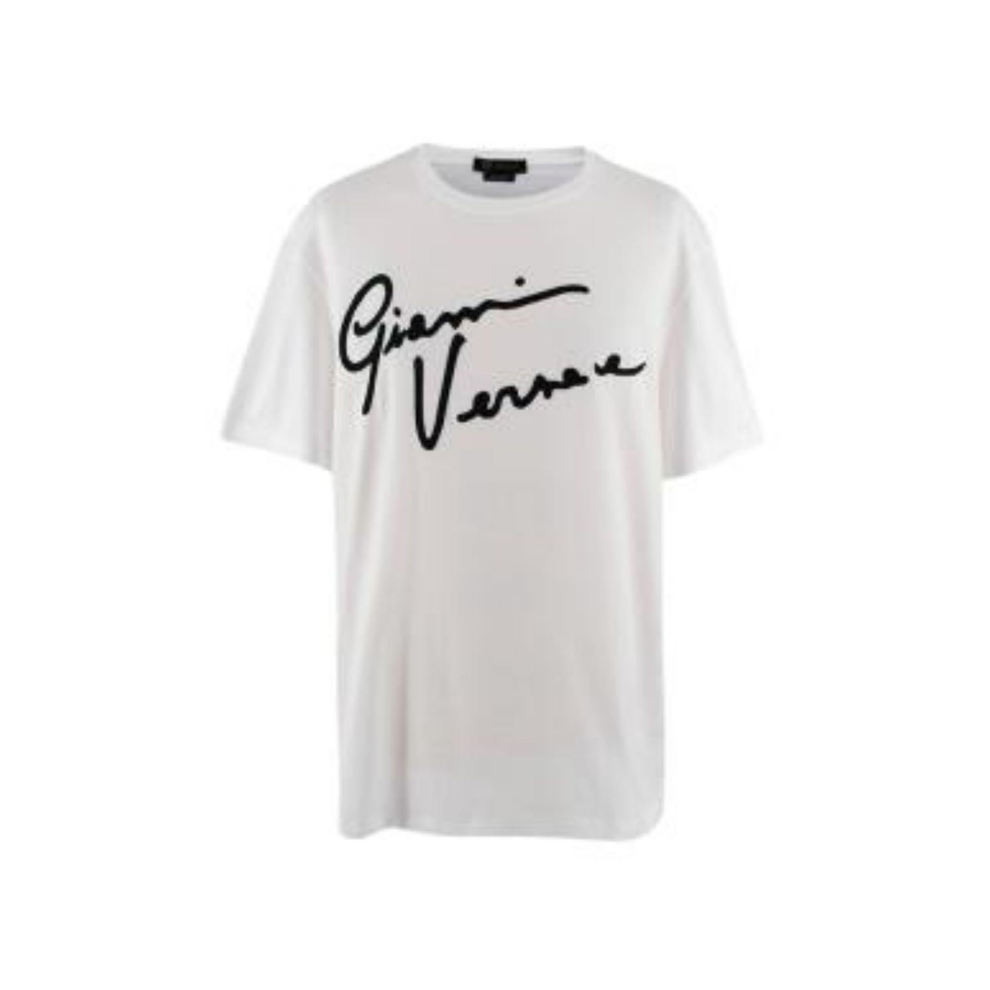 Versace White and Black Gianni Logo T-shirt

- Taylor fit
- Short sleeved
- Logo embroidery on chest
- Round neckline

Material
100% Cotton
Embroidery: 100% Wool

Made in Italy

PLEASE NOTE, THESE ITEMS ARE PRE-OWNED AND MAY SHOW SIGNS OF BEING